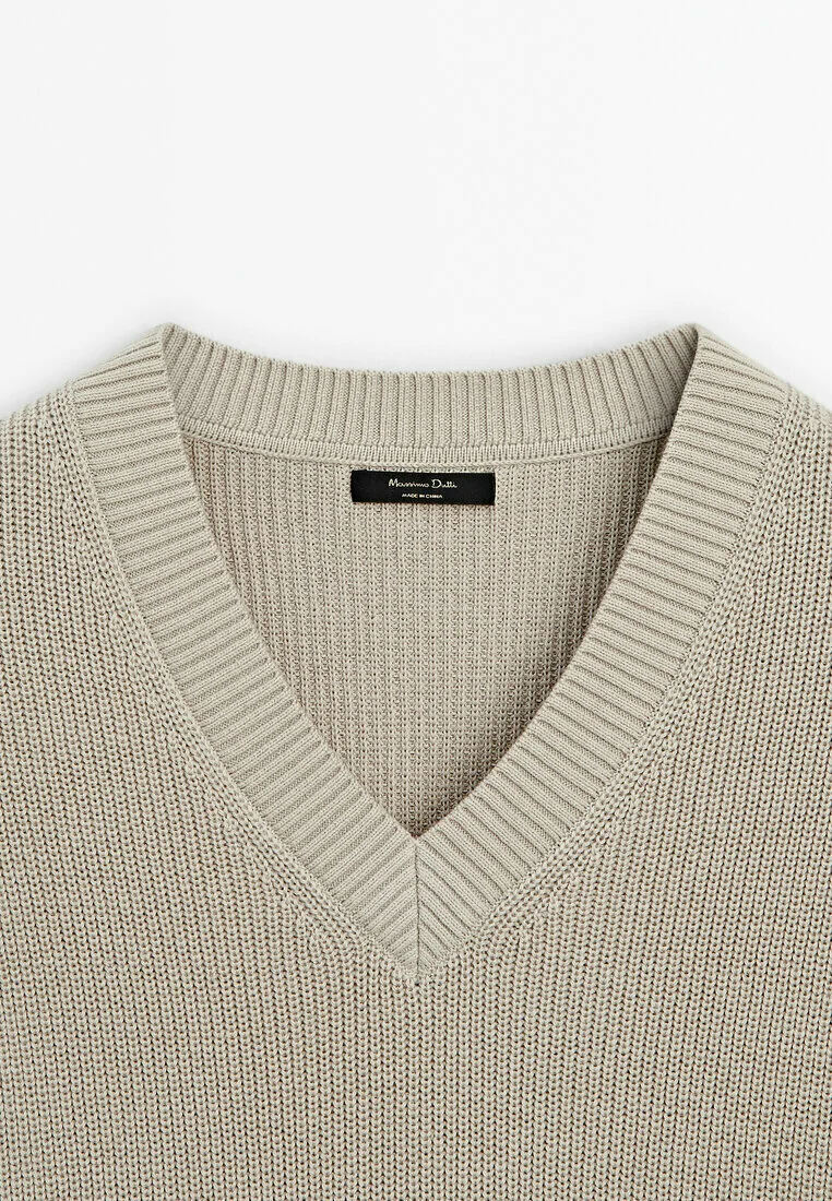 Suéter de cuello en V de Massimo Dutti
