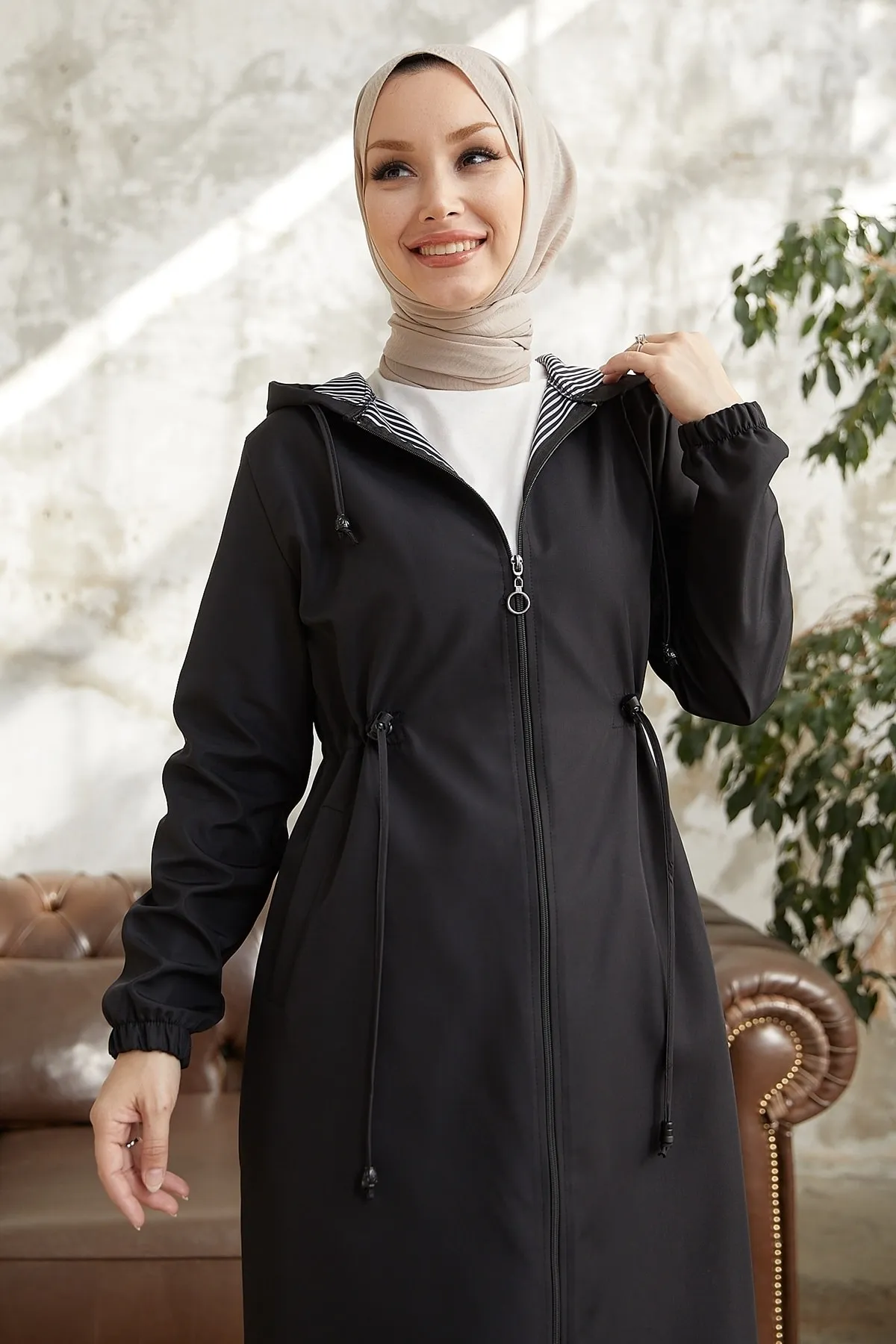 InStyle  Layisa gestreifter, gemusterter Trenchcoat mit geraffter Taille – Schwarz
