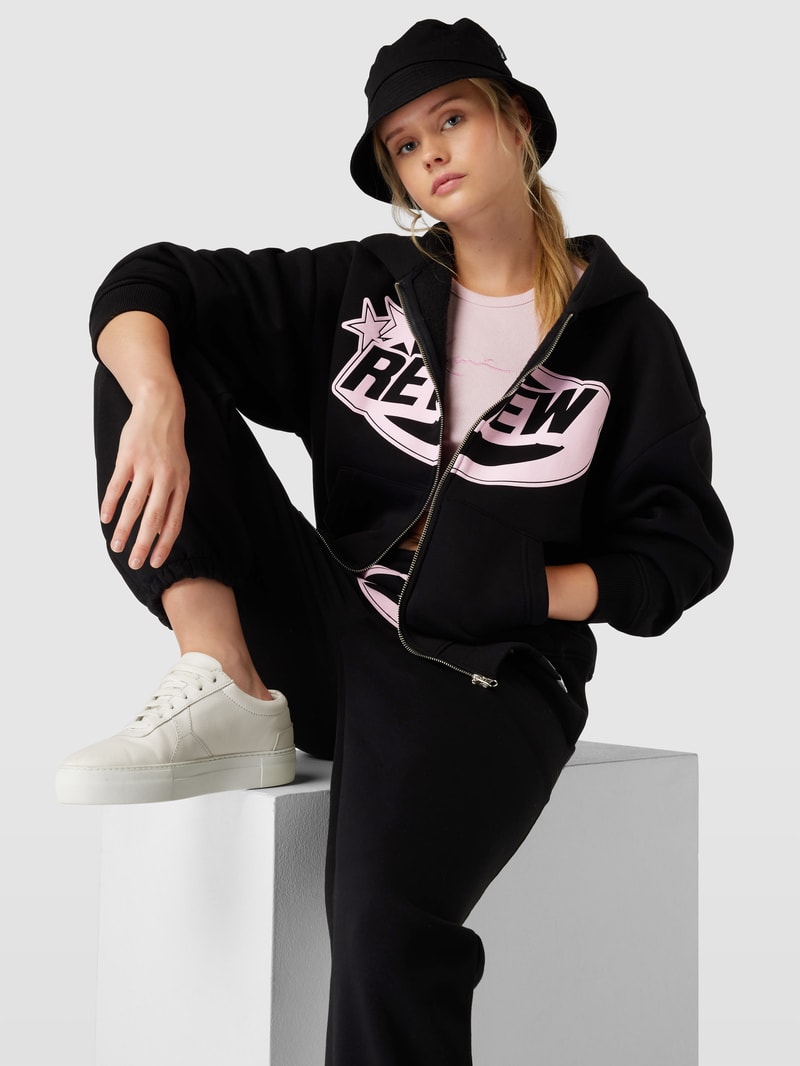 Sweatjacke mit Label-Print in schwarz