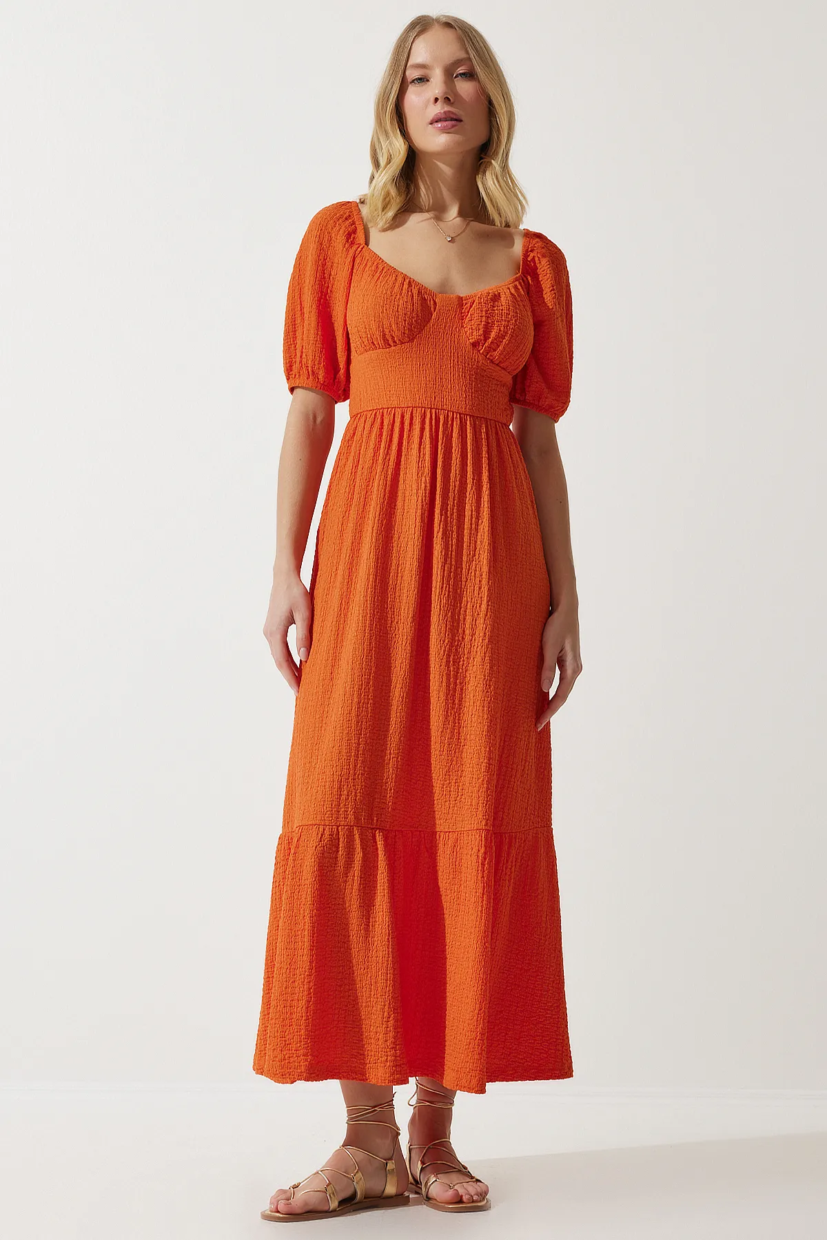 Happiness İstanbul  Strukturiertes Sommer-Strickkleid für Damen in Orange mit Herzkragen UB00050