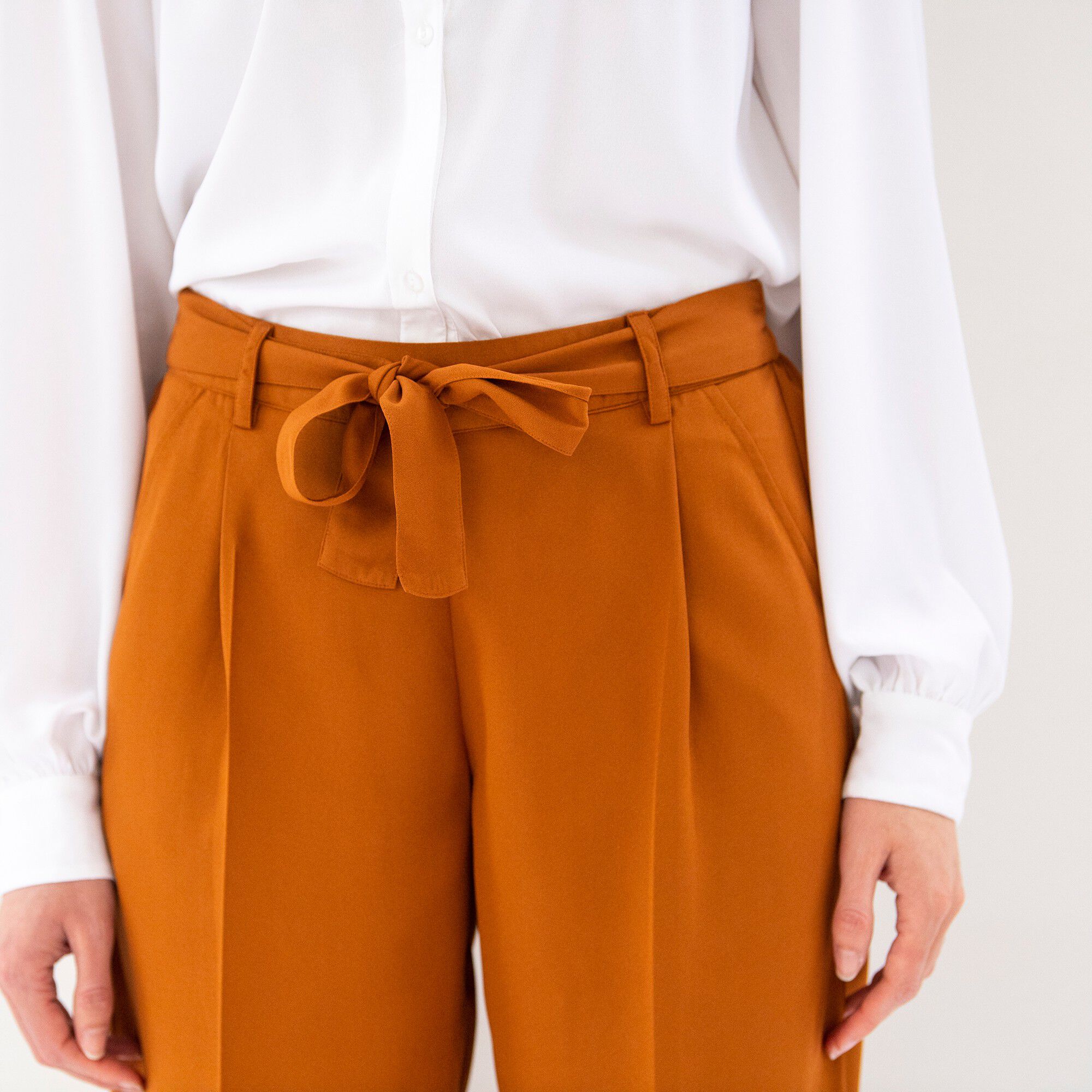 Pantalon large fluide, taille ceinturée, uni