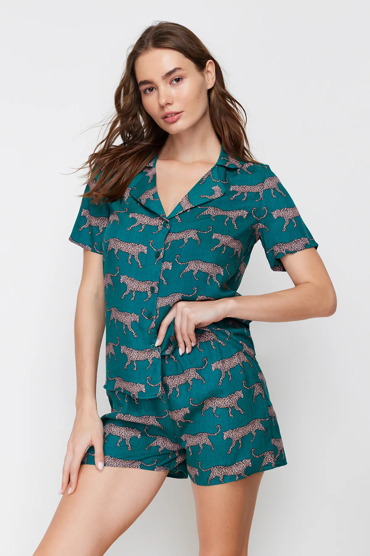 Trendyol Collection  Smaragdgrün gemustertes Viskose-Hemd-Shorts-Webpyjama-Set THMSS21PT0473