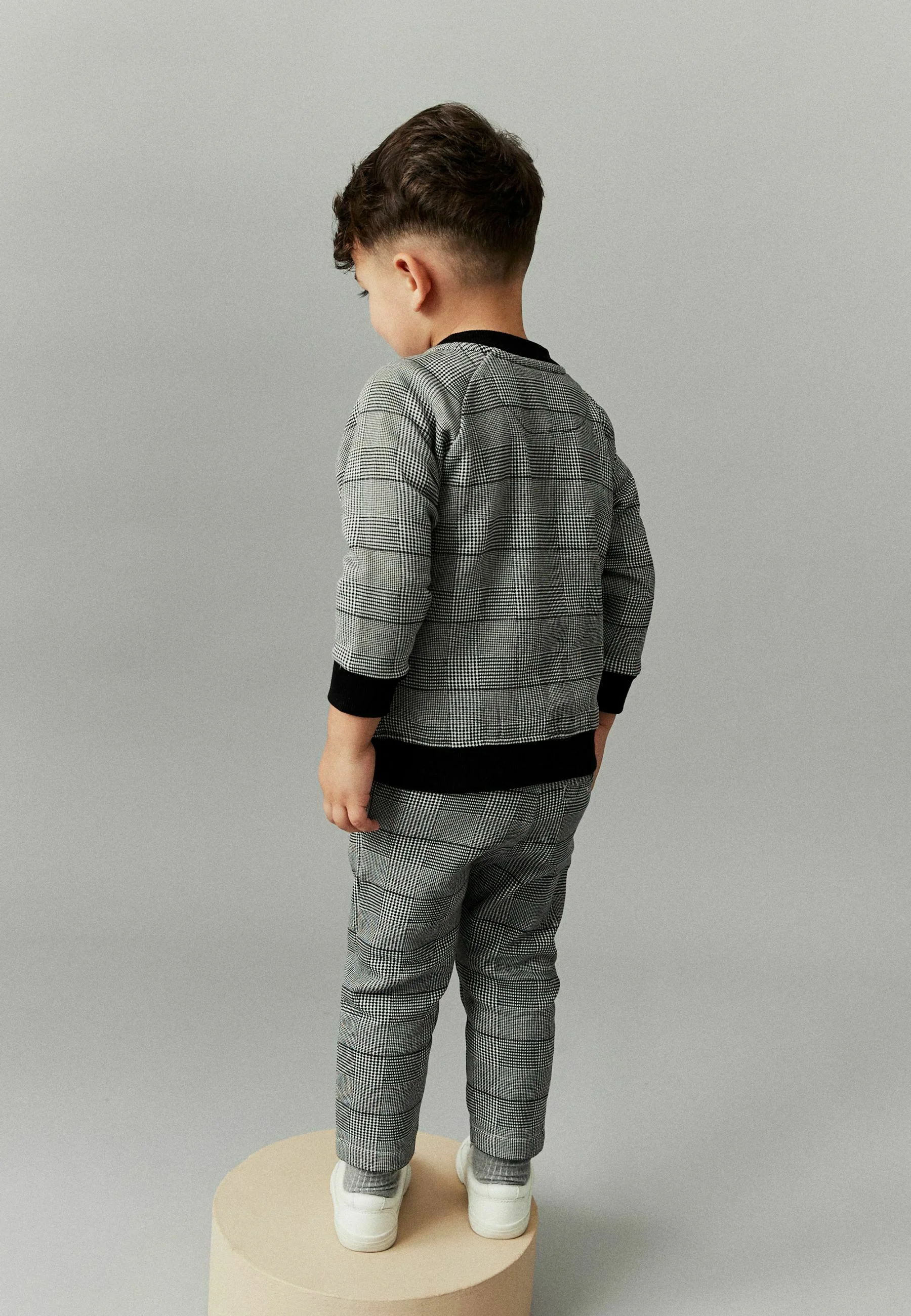 Siguiente CONJUNTO DE 3 PIEZAS DE CUADROS Y JOGGER - Camiseta con estampado