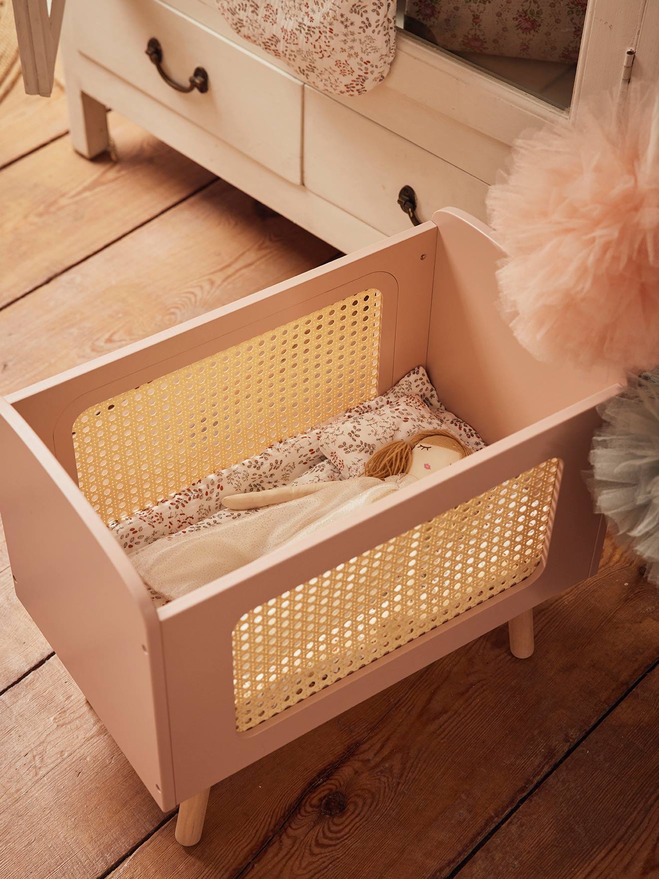 Vertbaudet Puppenbett PETITE POESIE, Rattan/Holz FSC - rosa/natur