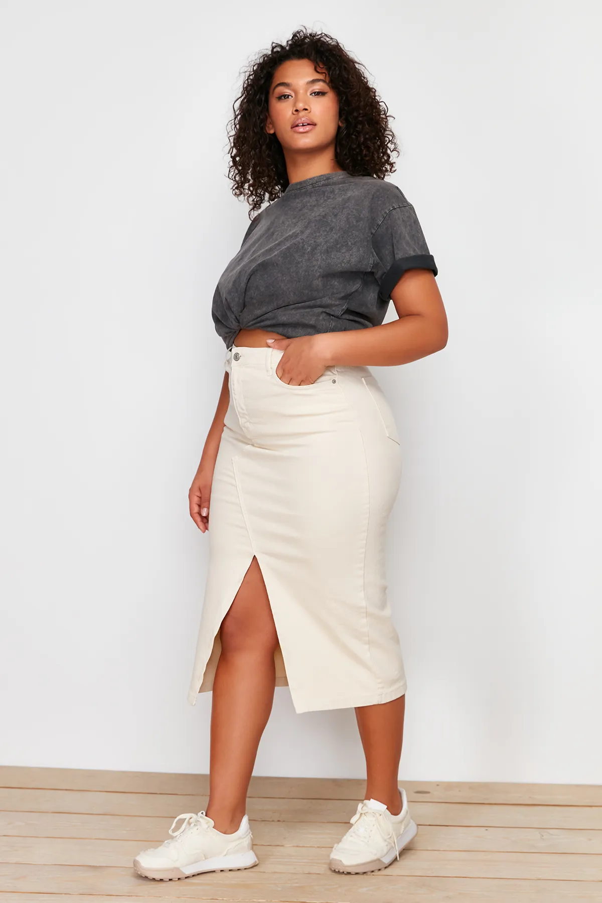 Trendyol Curve  Ecrufarbener, detaillierter Midi-Jeansrock mit Schlitz vorne TBBSS24AZ00033