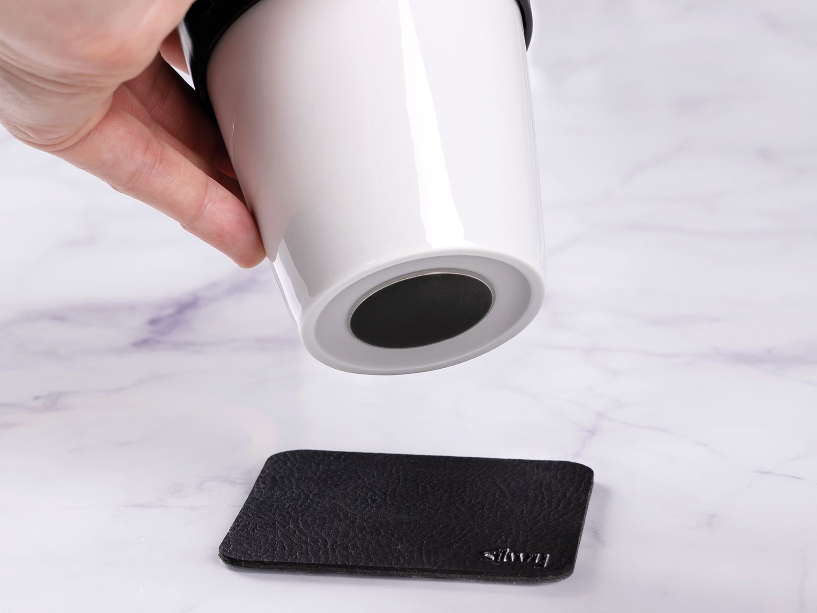 Silwy Porzellan To-Go-Cup mit schwarzes Metall-Nano-Gel-Pad