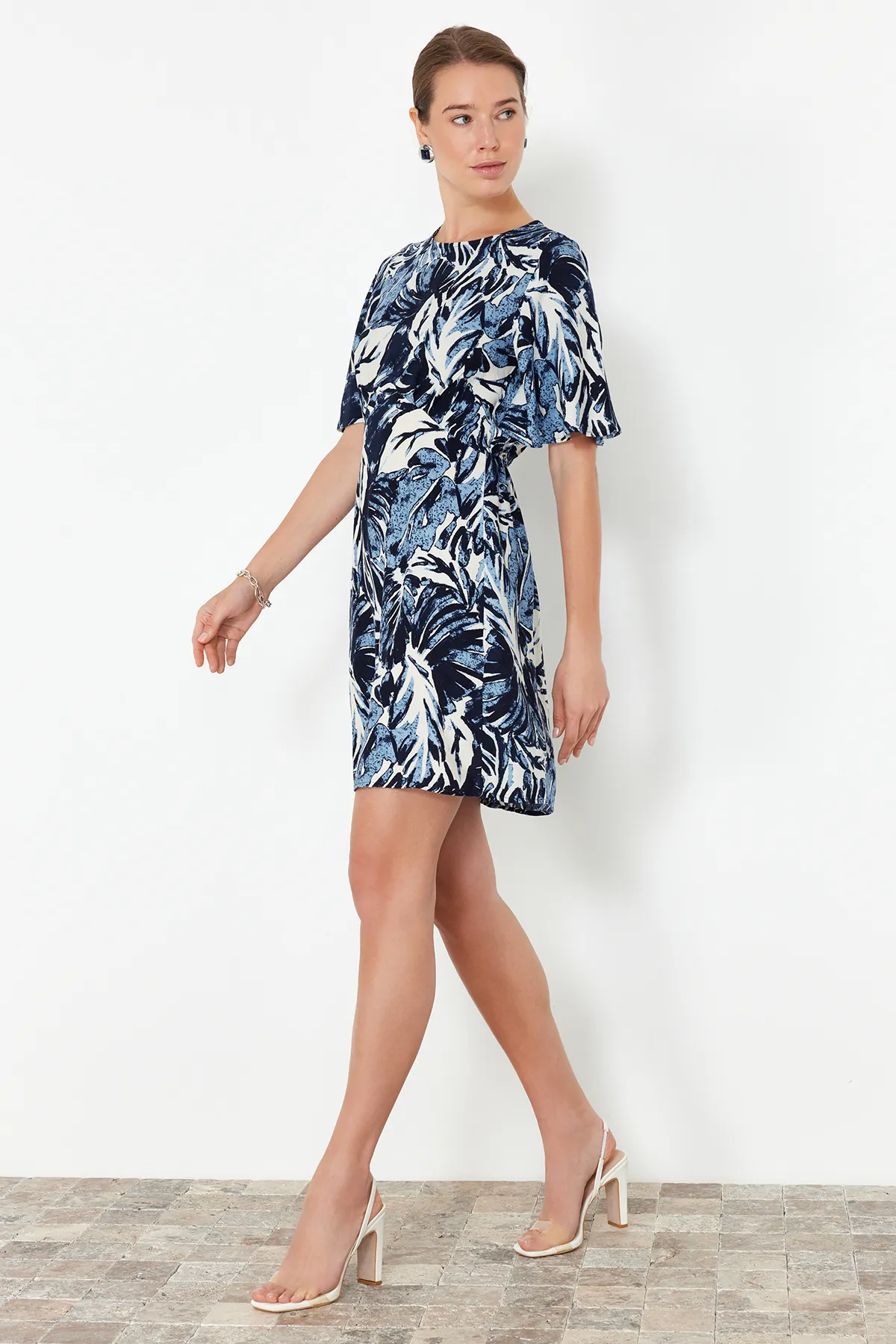 Trendyol Collection  Blaues A-Linien-Minikleid aus Viskosegewebe mit tropischem Blumenmuster TWOSS24EL00632