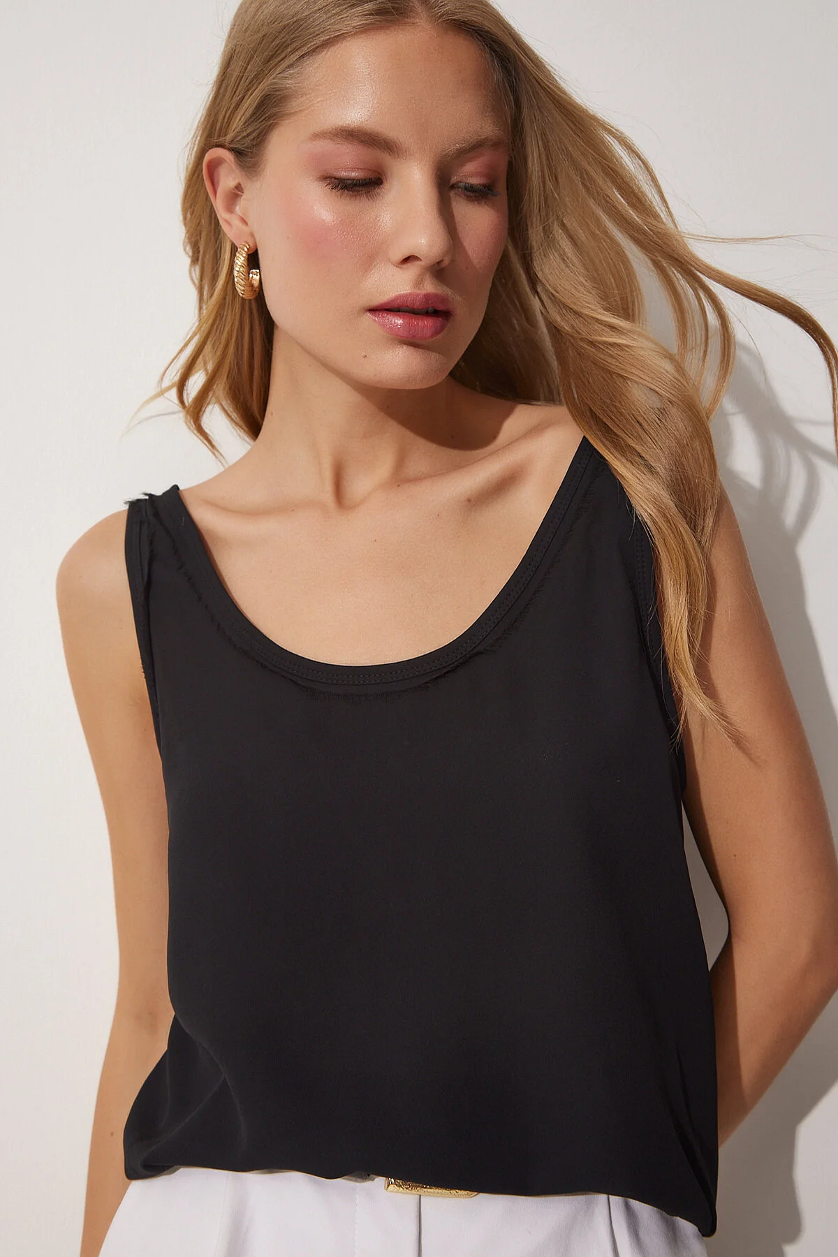 Happiness İstanbul  Schwarze lockere Kreppbluse mit U-Ausschnitt für Damen RC00148