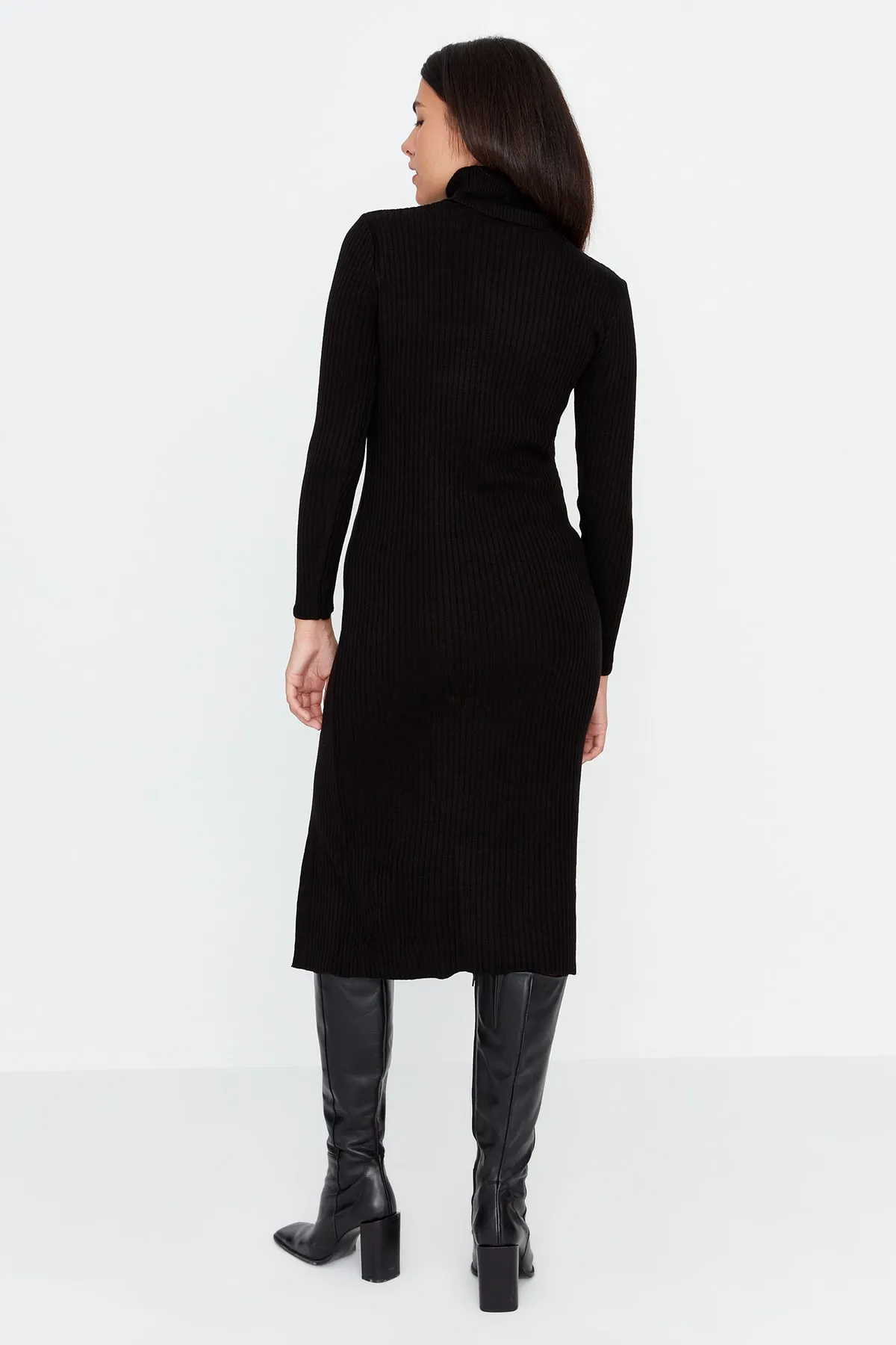 Trendyol Collection  Schwarzes Strickkleid mit Rollkragen und Schlitz und detailliertem Strickmuster TWOAW23EL00662