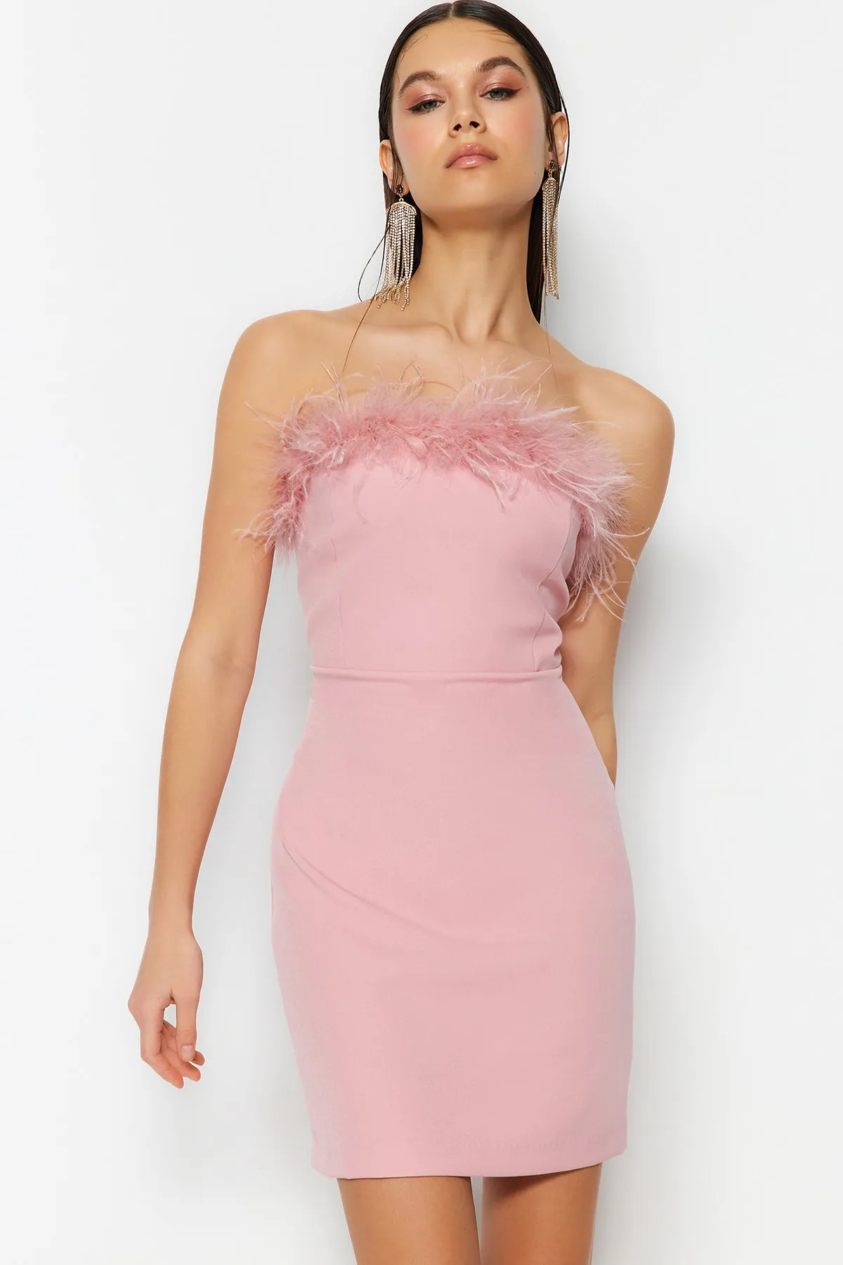 Trendyol Collection  Rosa, figurbetontes, gefüttertes, elegantes Abendkleid mit gewebten Otriches TPRSS23EL00547