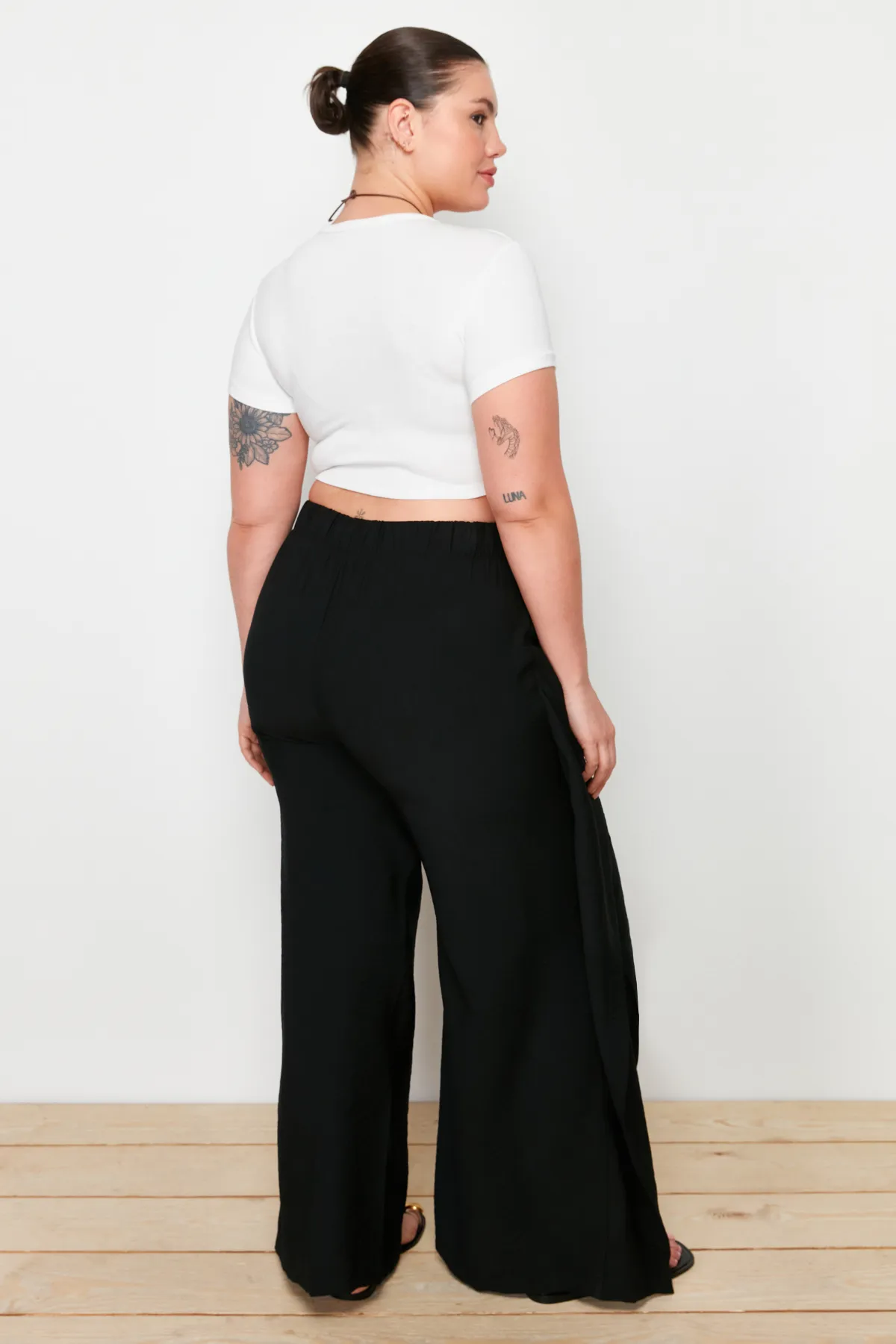 Trendyol Curve  Schwarze Strandhose aus gewebtem Textil mit Wickelverschluss