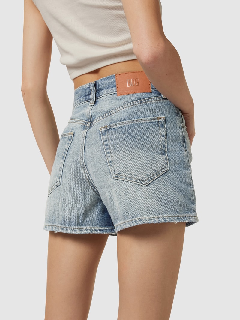 Jeansshorts mit Label-Patch in jeans