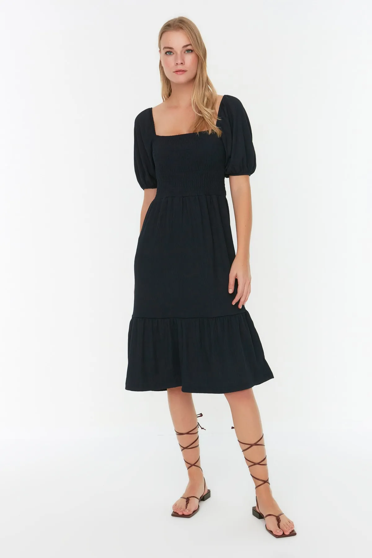 Trendyol Collection  Marineblaues Midi-Pullover-Strickkleid mit offener Taille/Skater-Strickkleid mit quadratischem Ausschnitt und Ballonärmeln TWOSS22EL1088