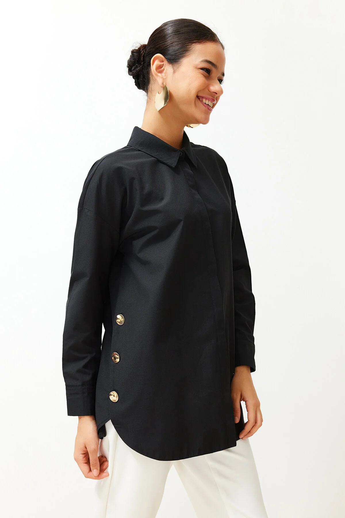 Trendyol Modest  Schwarzes Hemd aus gewebter Baumwolle mit Knöpfen und Details TCTSS24TG00054