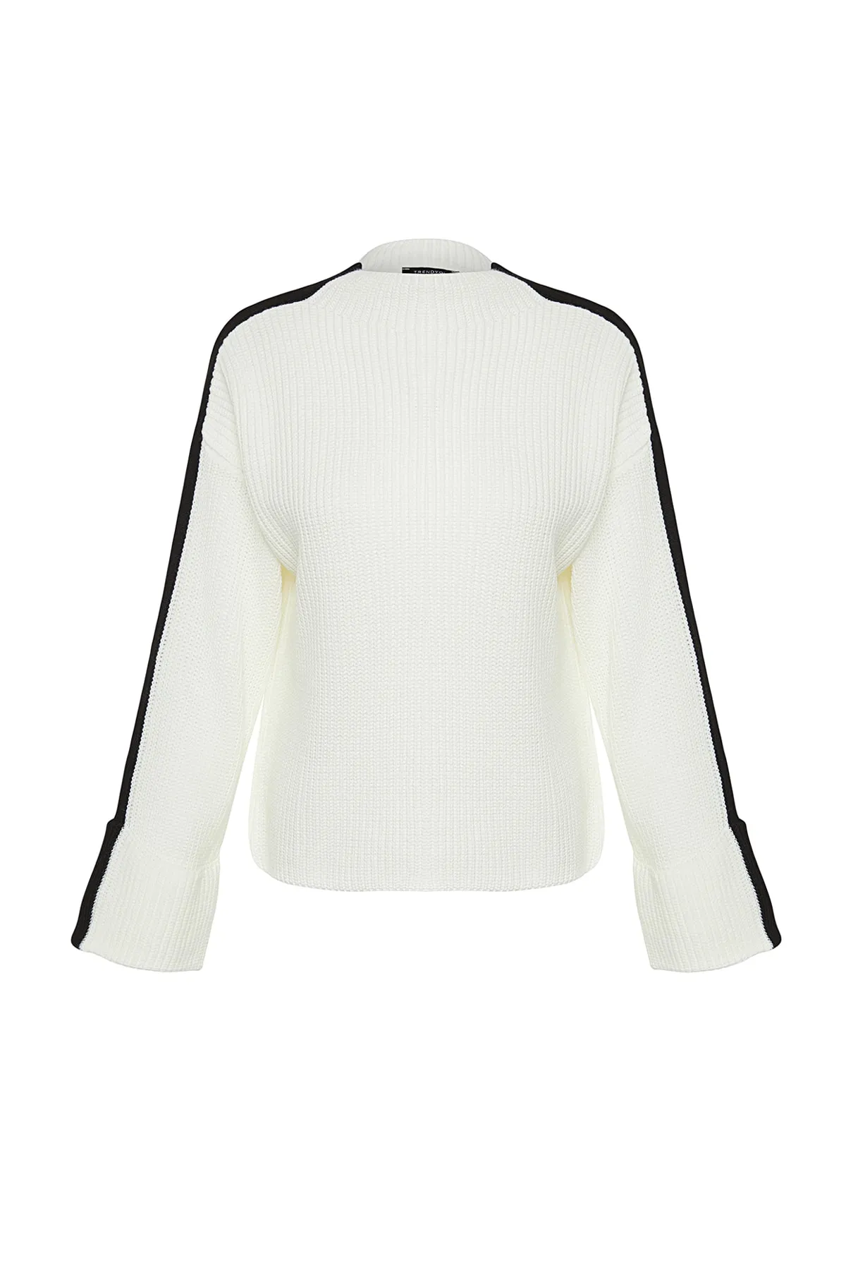 Trendyol Collection  Ecrufarbener Strickpullover mit weiten Ärmeln und umgeschlagenen Ärmeln TWOAW24KZ00663