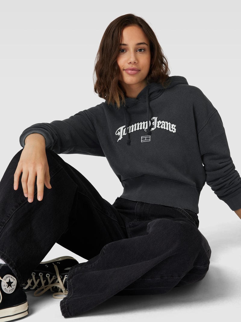 Cropped Hoodie mit Kapuze in schwarz