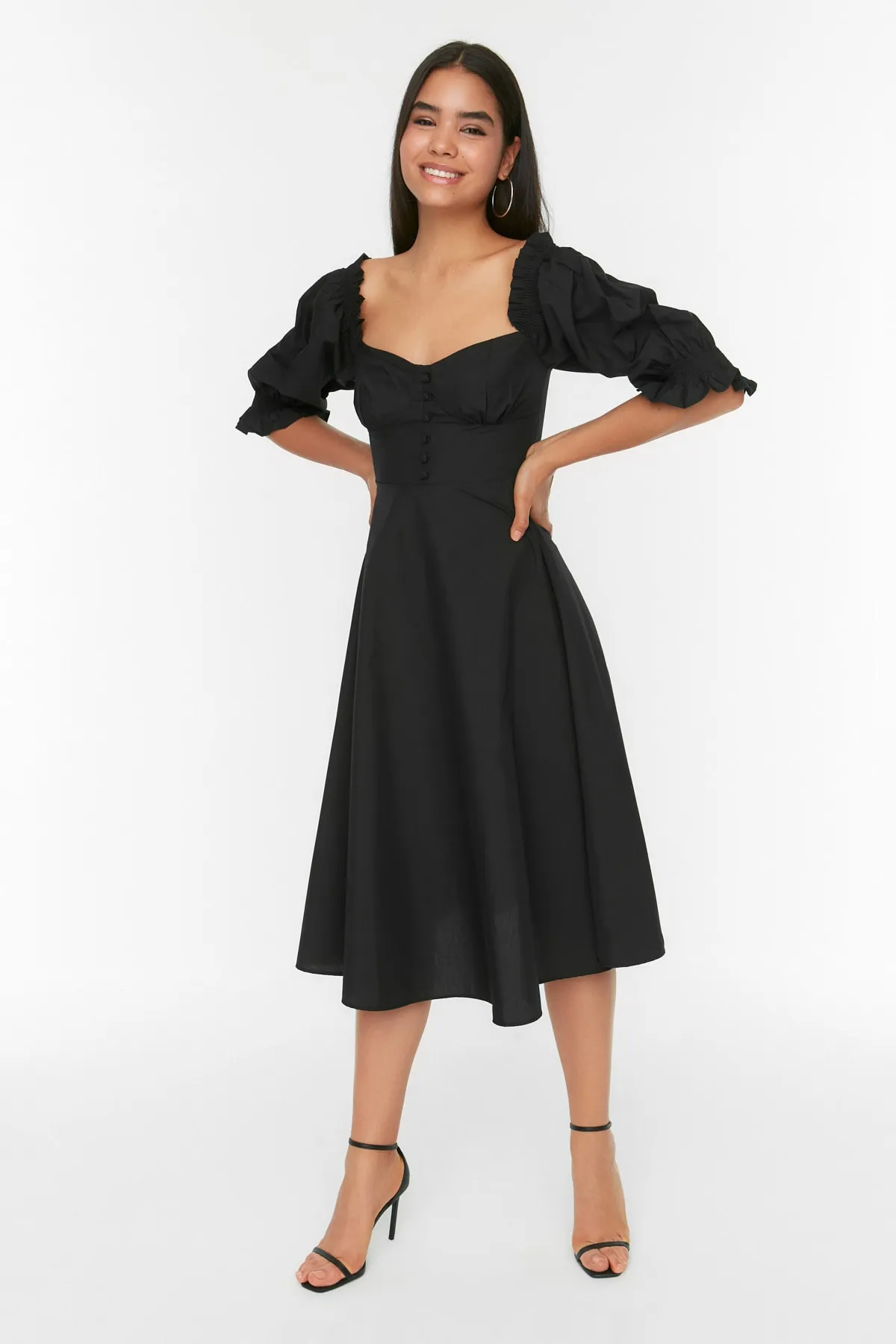 Trendyol Collection  Schwarzes, detailliertes Webkleid mit Ärmeln TWOSS22EL2817
