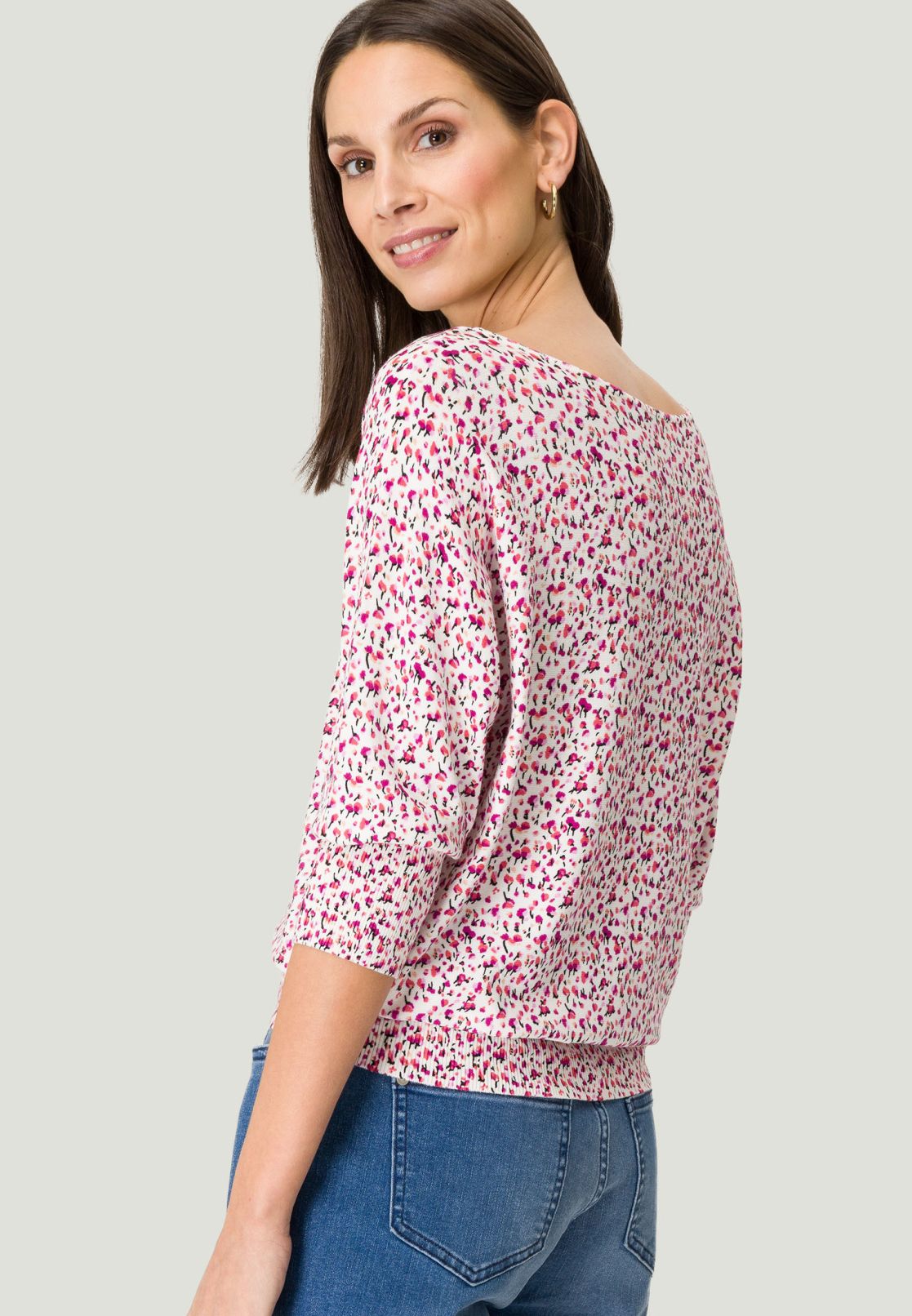 Sommerpullover mit Blumen