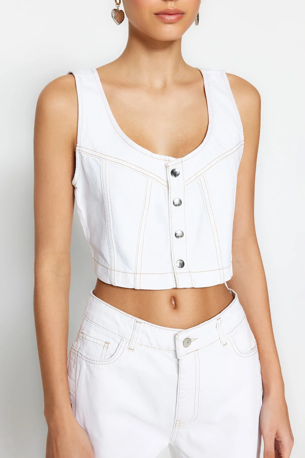 Trendyol Collection  Weißes Jeans-Bustier in limitierter Auflage mit Nieten-Detail TWOSS23BS00015