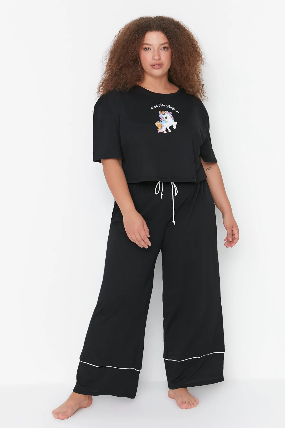 Trendyol Curve  Schwarzes, bedrucktes, kurz geschnittenes Jungen-Pyjama-Set mit weitem Bein