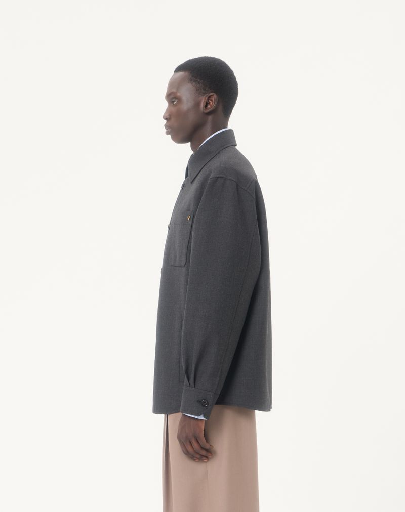 Jaqueta camisa Valentino em gabardine de nylon com detalhes dourados.