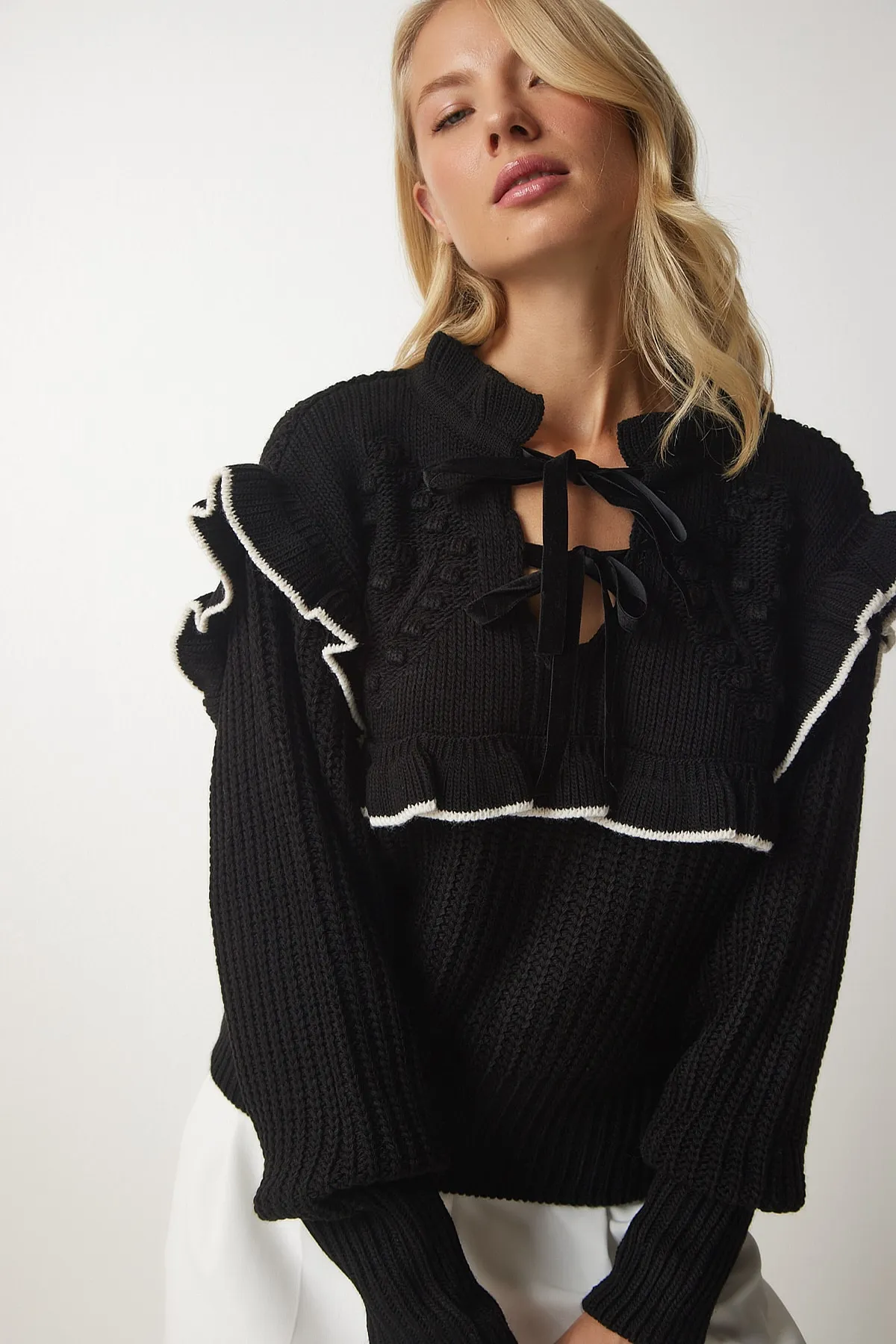 Happiness İstanbul  Schwarzer Strickpullover mit Rüschenkragen und Schleife für Damen MT00112