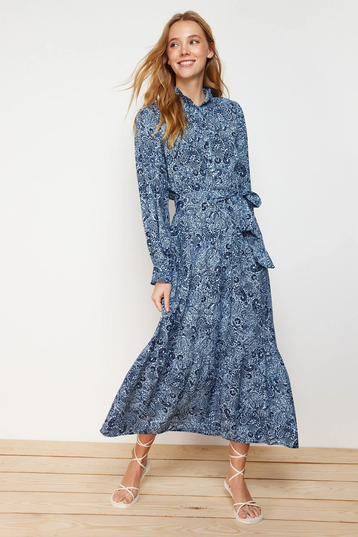 Trendyol Modest  Blaues, geblümtes Viskose-Webkleid TCTSS24EB00074