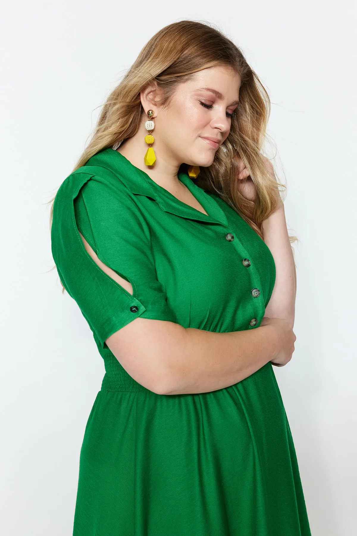 Trendyol Curve  Grünes Webkleid mit elastischem Bund und Knopfdetail TBSSS22EL1563