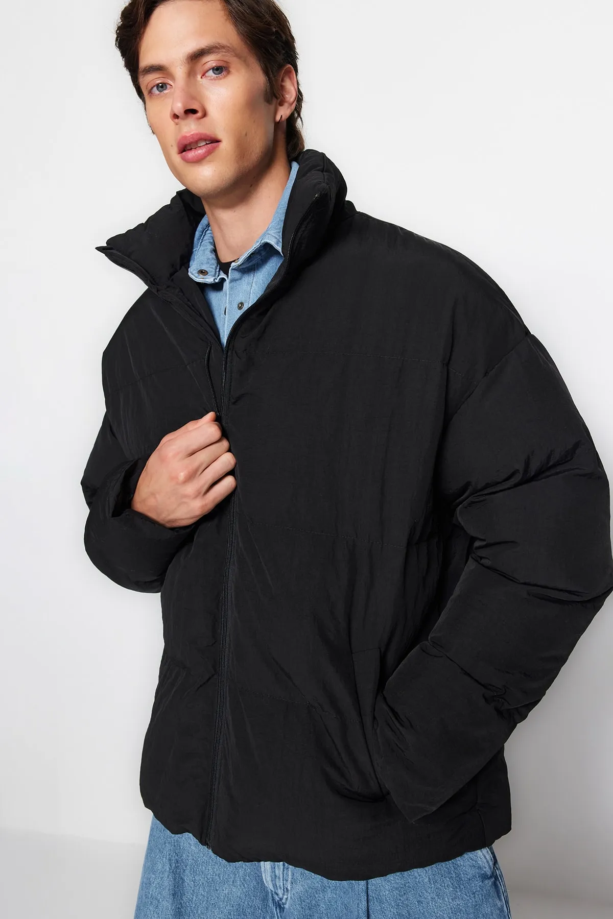 Trendyol Collection  Schwarze Unisex-Pufferjacke in Oversize-Passform mit Stehkragen TMNAW24MO00003