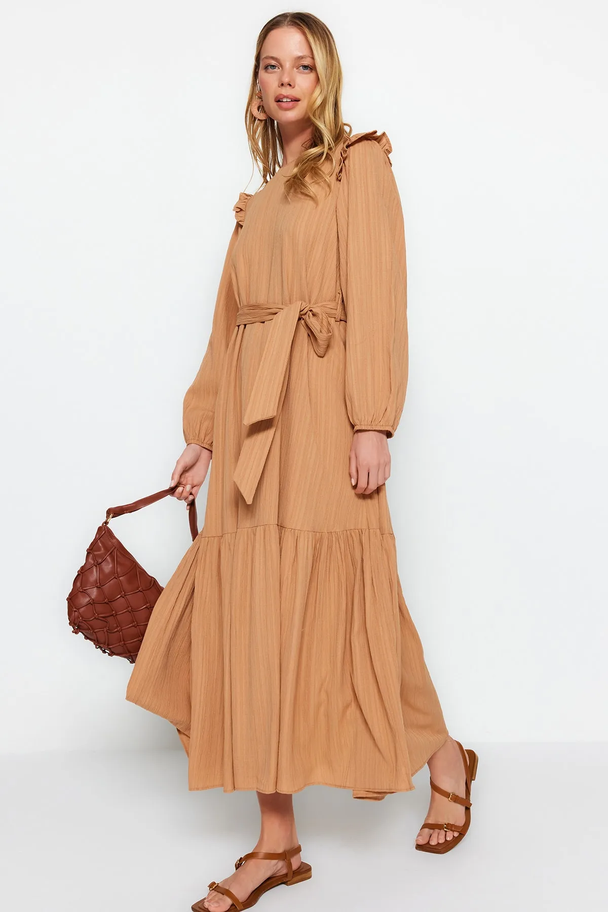 Trendyol Modest  Beiges Kleid aus Viskose-Mischgewebe mit Rüschenrock, Schultergurt und Volantfutter TCTSS23EB00290