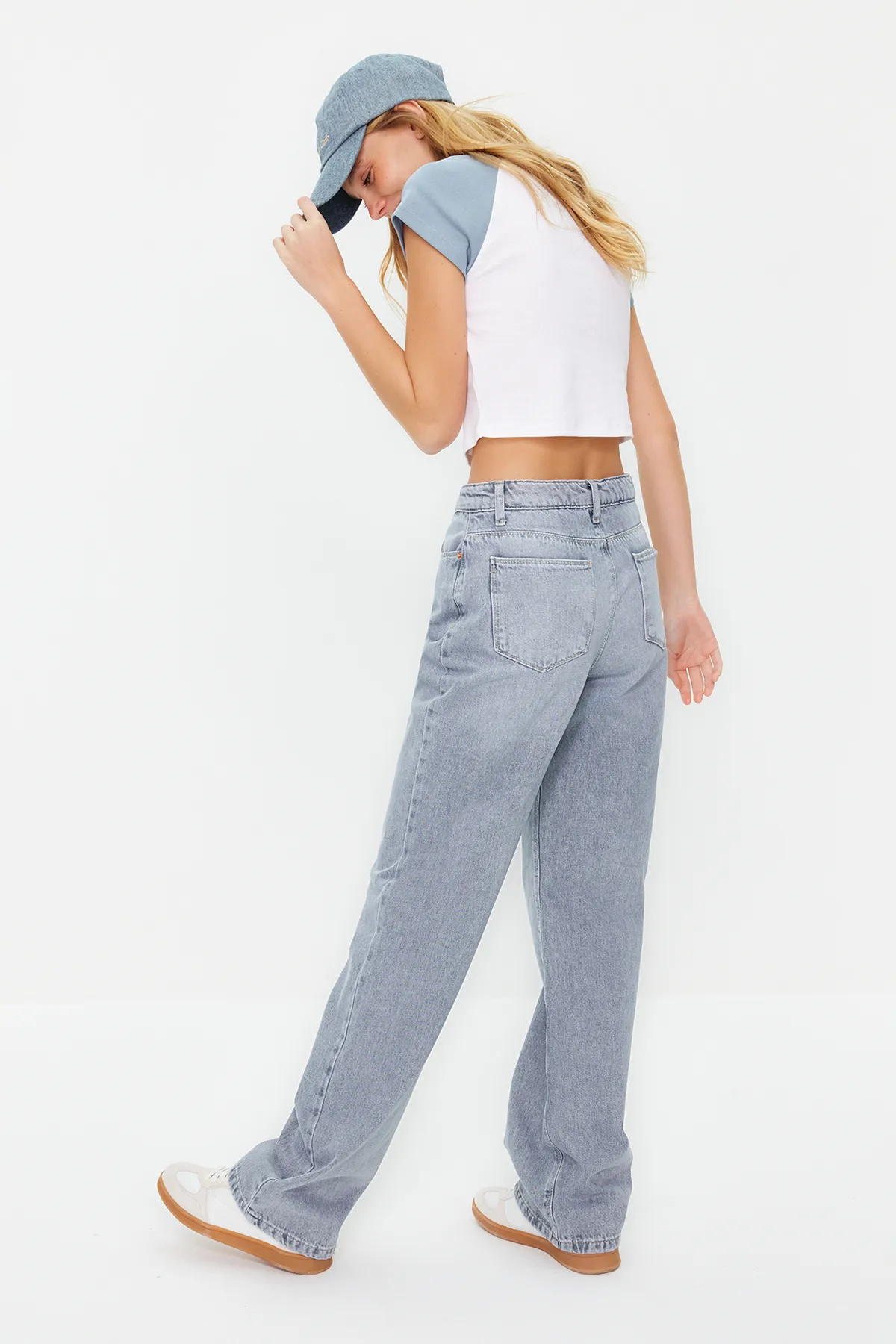 Trendyol Collection  Blaugraue Jeans mit niedriger Taille und weitem Bein TWOSS24JE00060
