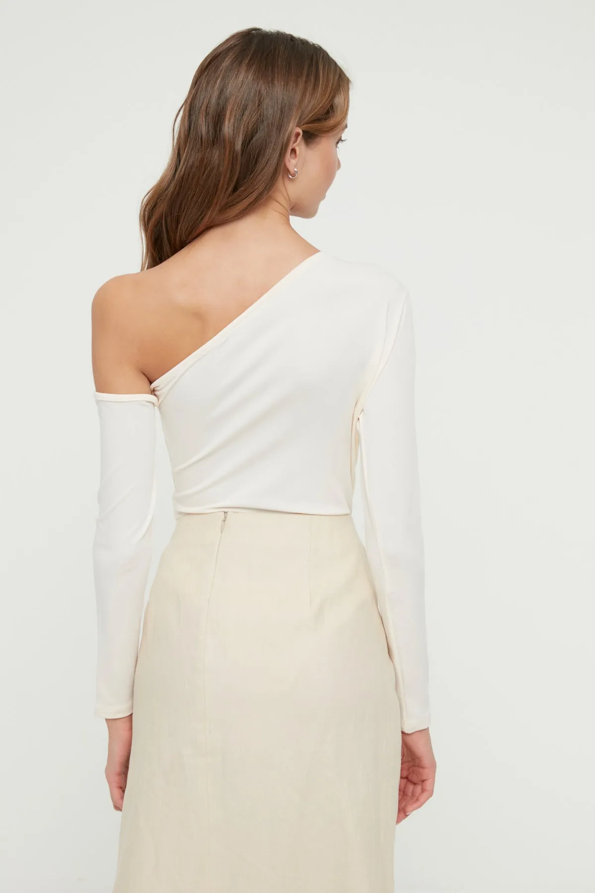 Trendyol Collection  Ecrufarbener, asymmetrischer Kragen, langärmliger Stretch-Strickbody mit Druckknöpfen TWOAW22BD0080