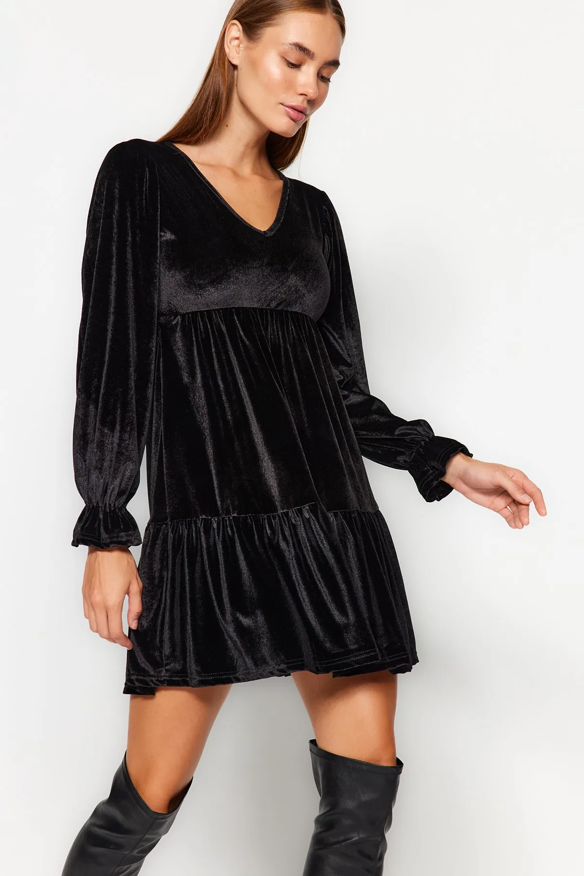 Trendyol Collection  Schwarzes Mini-Strickkleid aus Samt mit V-Ausschnitt und Skater-/Taillenausschnitt TWOAW24EL00381