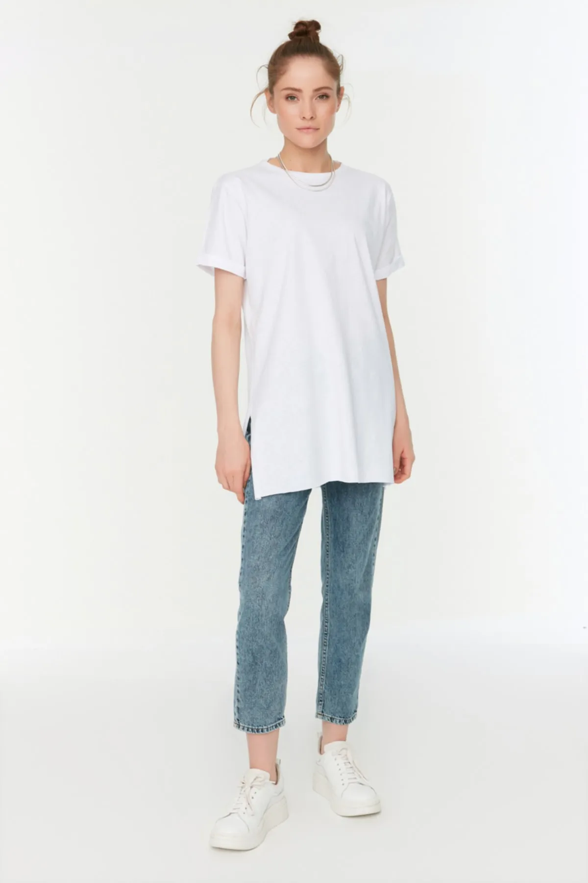 Trendyol Modest  Marineblau-weißes Basic-Strick-T-Shirt mit Schlitz und detailliertem Rundhalsausschnitt im 2er-Pack TCTSS21UK0009