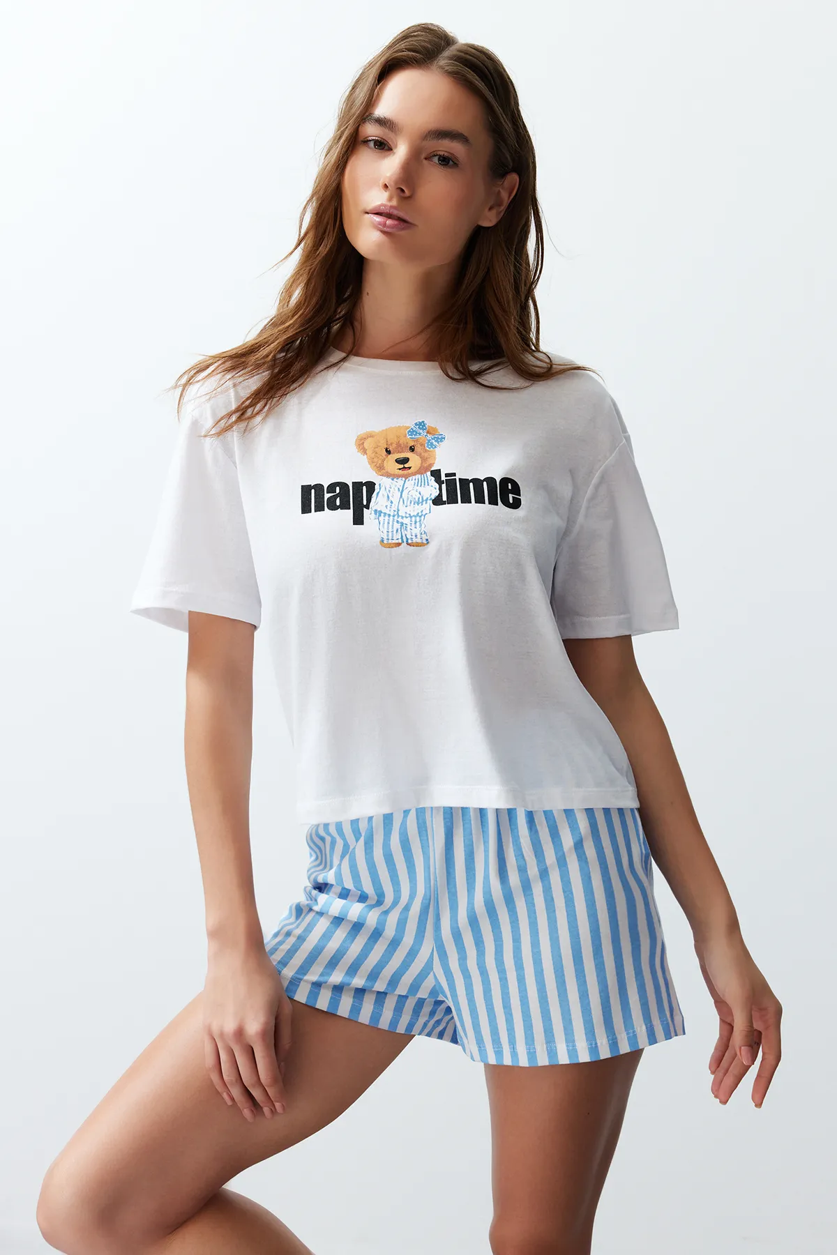 Trendyol Collection  Weiß-mehrfarbiges Pyjama-Set aus gestreiftem Strick für Damen, 100 % Baumwolle, für Paare THMSS24PT00175