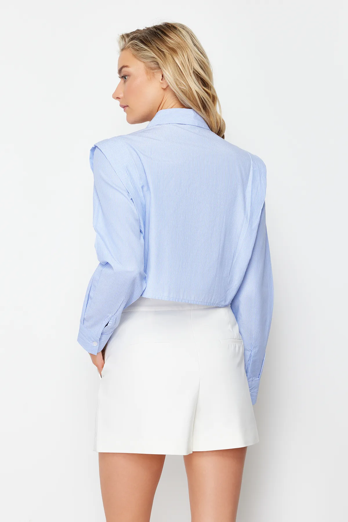 Trendyol Collection  Blaues Stoned Crop Woven-Hemd mit gepolsterten Ärmeln TWOSS24GO00041