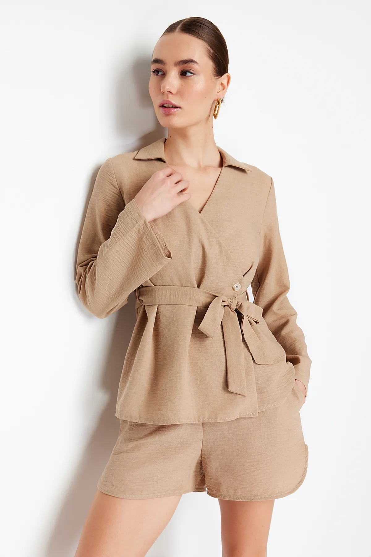 Trendyol Collection  Nerzfarbene, zweireihige Webbluse mit V-Ausschnitt und Bindedetail TWOSS24BZ00371