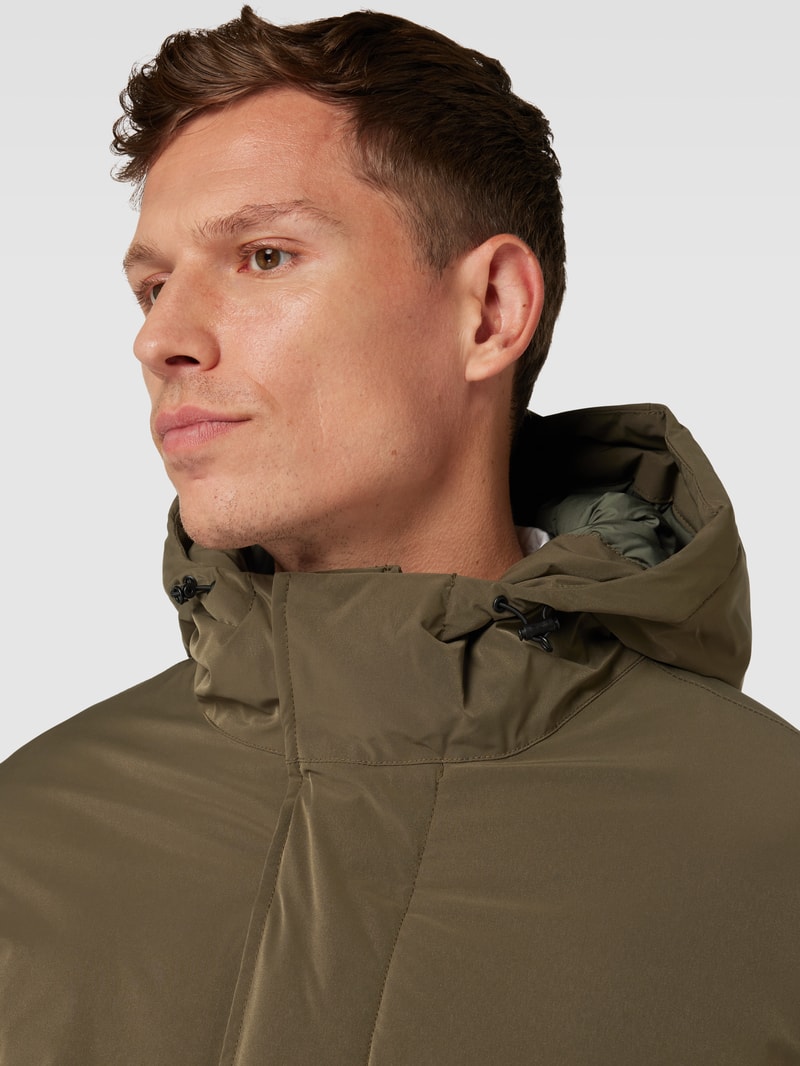 Daunenjacke mit Label-Patch in olivgrün