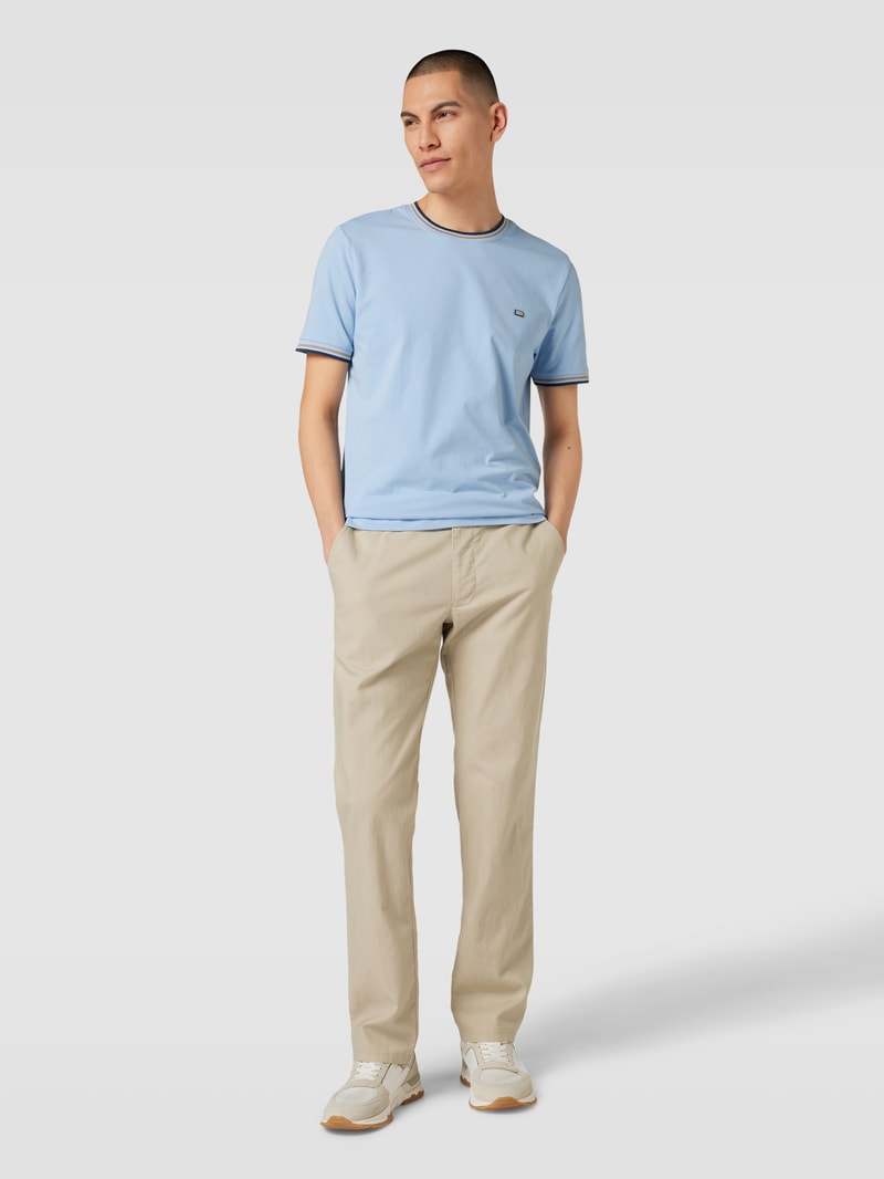 Chino mit französischen Eingrifftaschen in sand