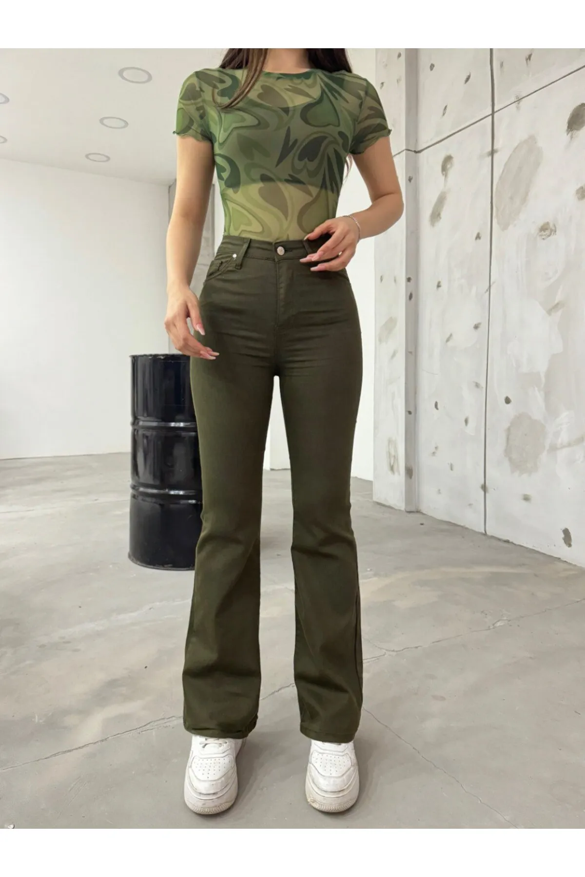 BİKELİFE  Khakifarbene, flexible Lycra-Hose mit ausgestelltem Bein für Damen