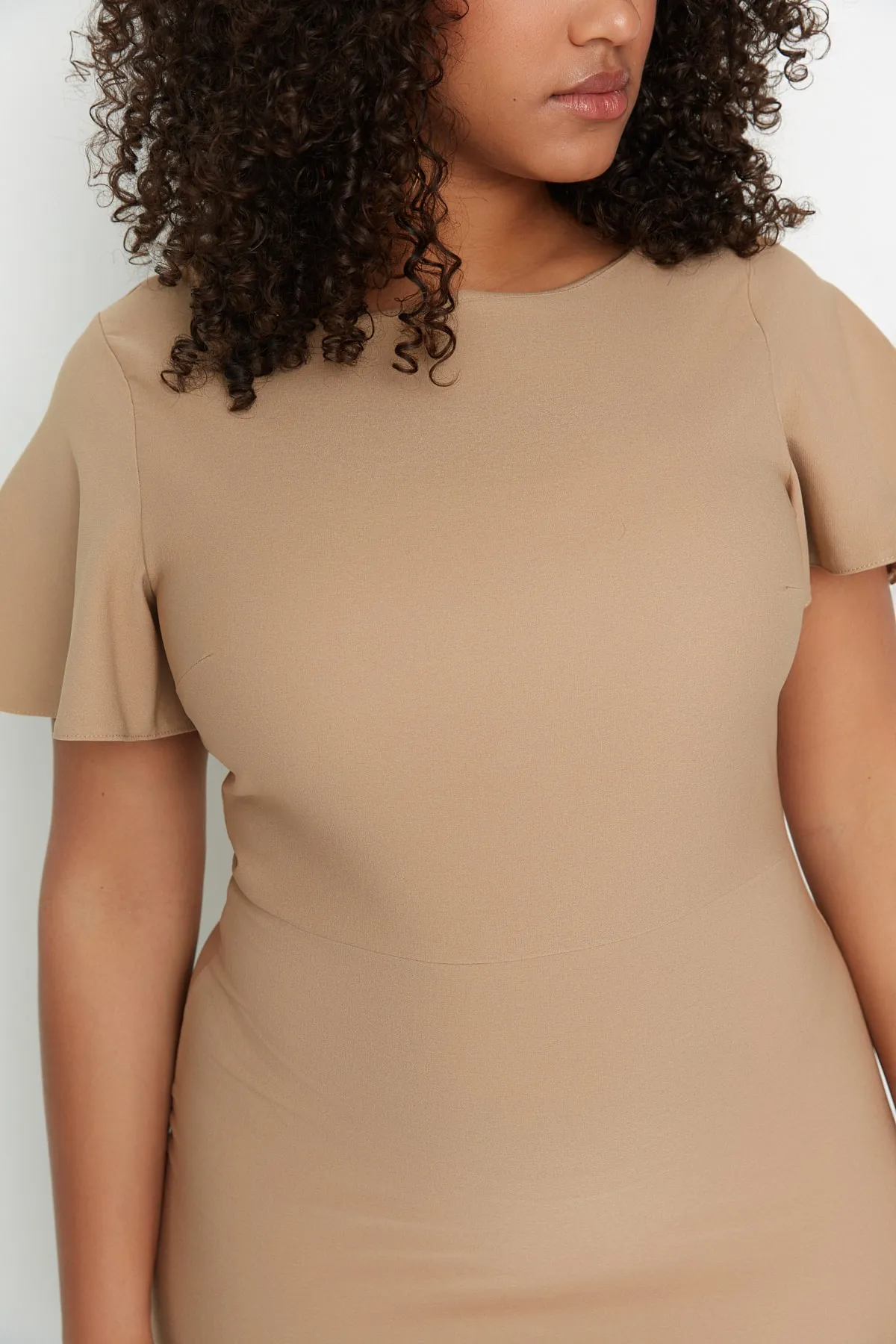 Trendyol Curve  Kamelfarbenes gewebtes Volantkleid mit Ärmeln TBBSS22EL1626