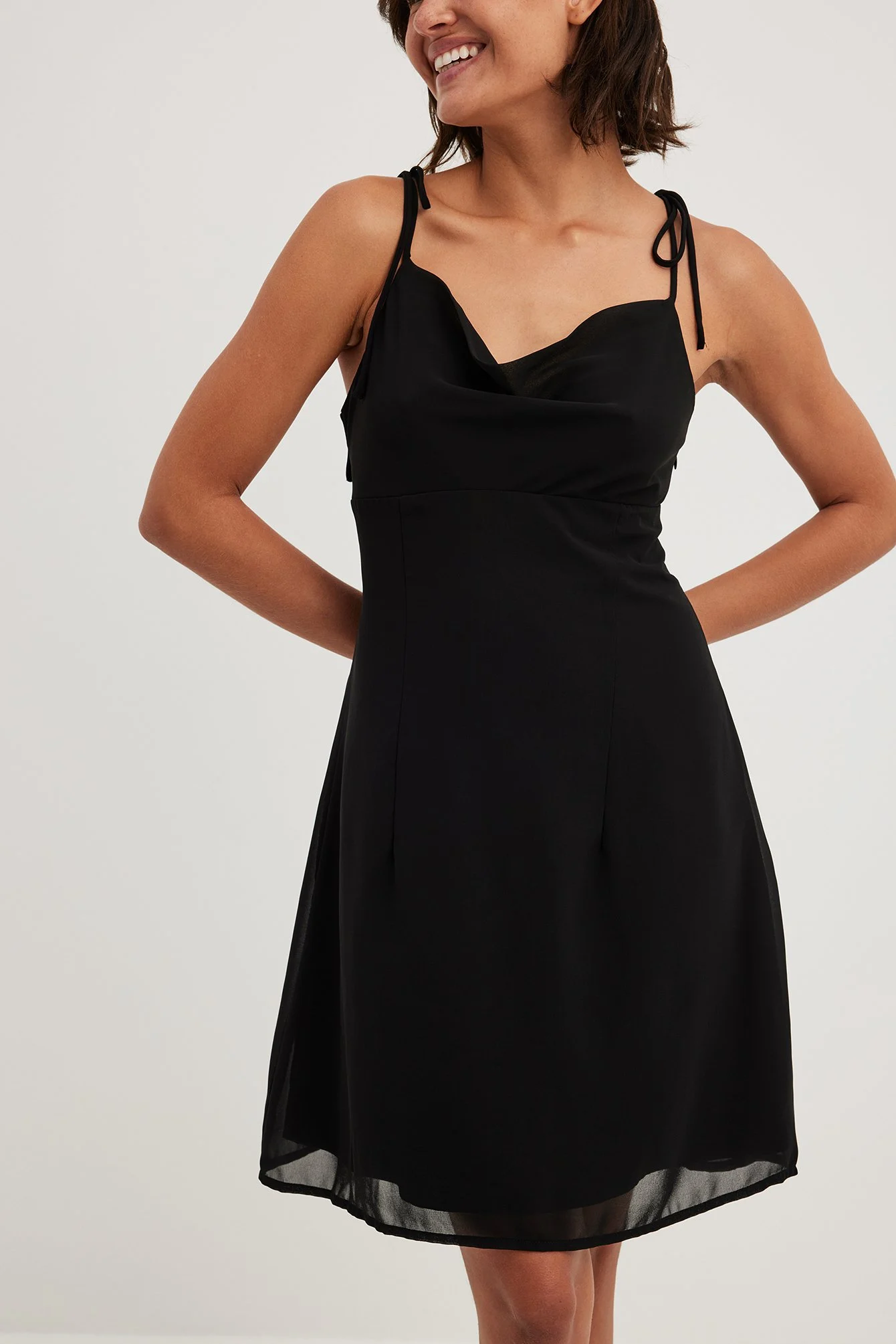 Durchscheinendes Minikleid mit geschnürten Schultern