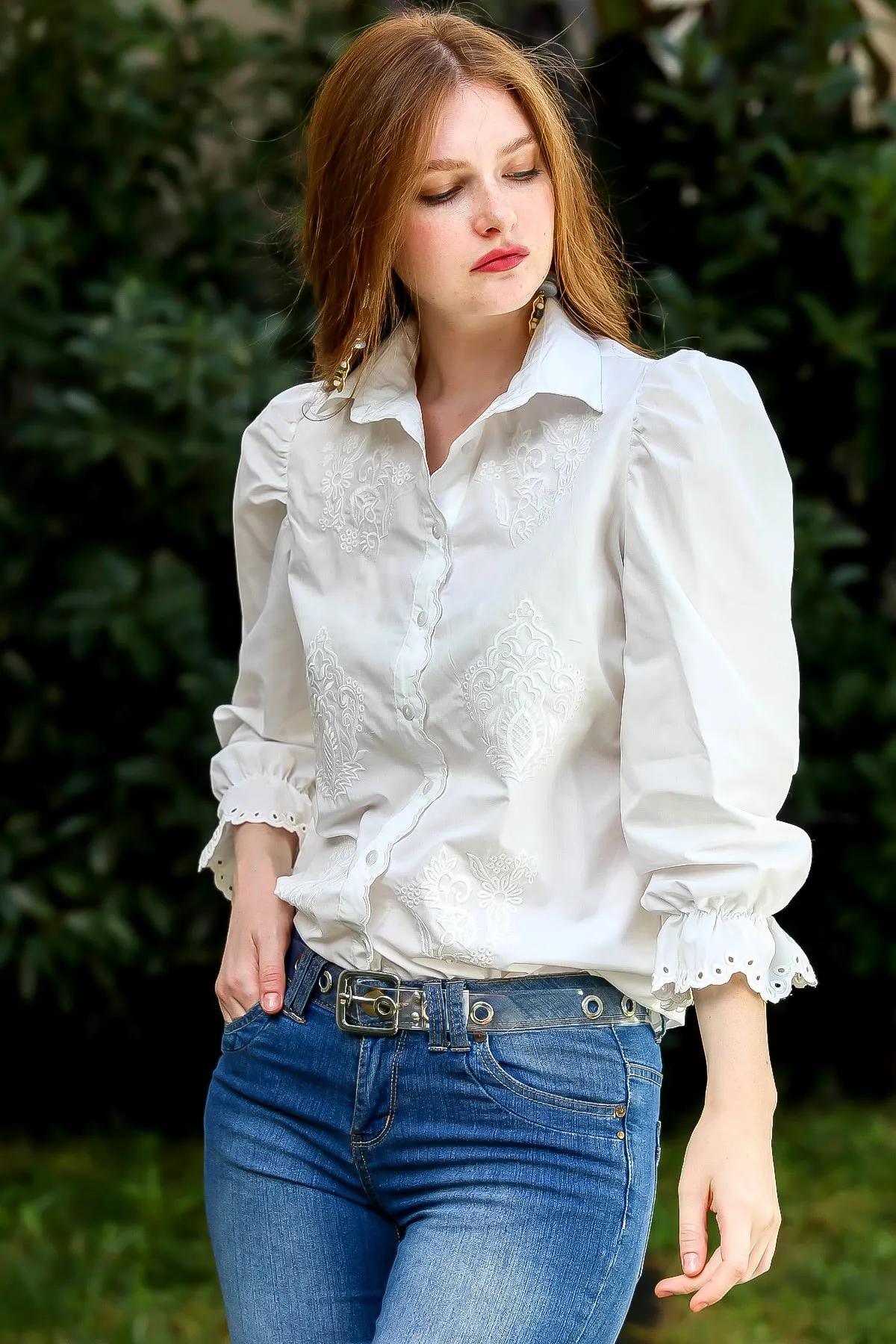 Chiccy  Weißes Vintage-Hemd für Damen mit Patchwork und bestickten Vorderärmeln mit Muscheldetail M10010400GM99494