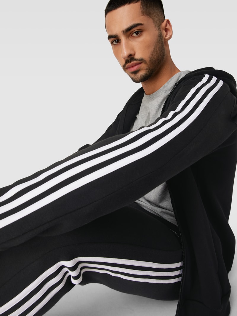 Sweatjacke mit Kapuze in schwarz
