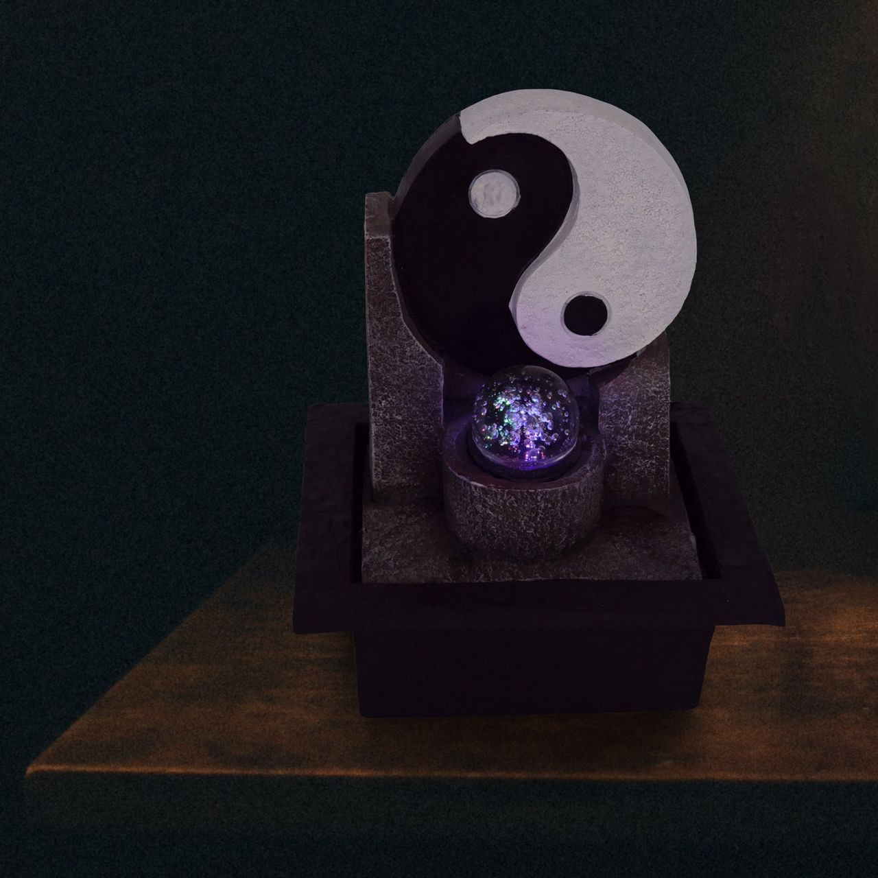 Lemodo Zimmerbrunnen mit LED-Beleuchtung, Dekobrunnen “Yin Yang” für die Wohnung