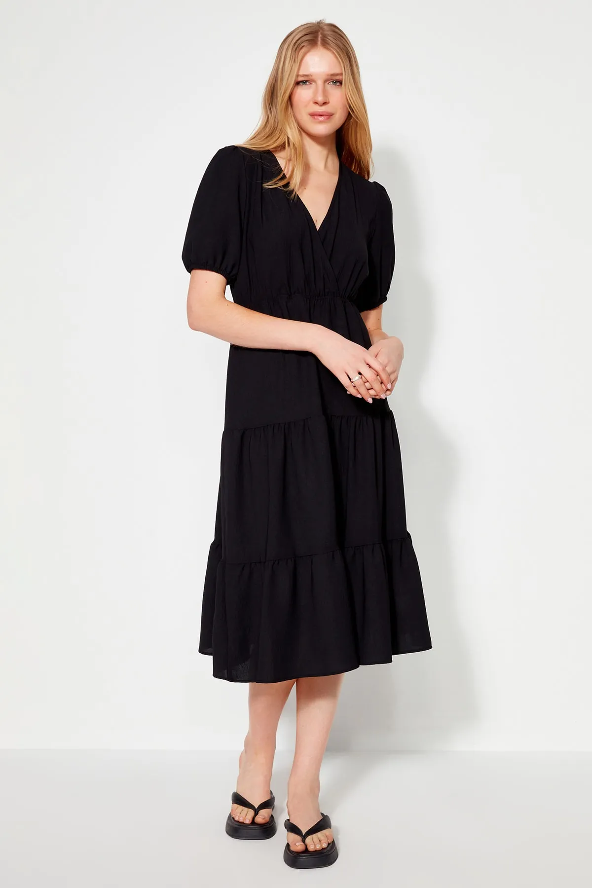 Trendyol Collection  Schwarzes, gerade geschnittenes, gewebtes Midi-Kleid mit zweireihigem Kragen und gewebtem Kragen TWOSS23EL00479