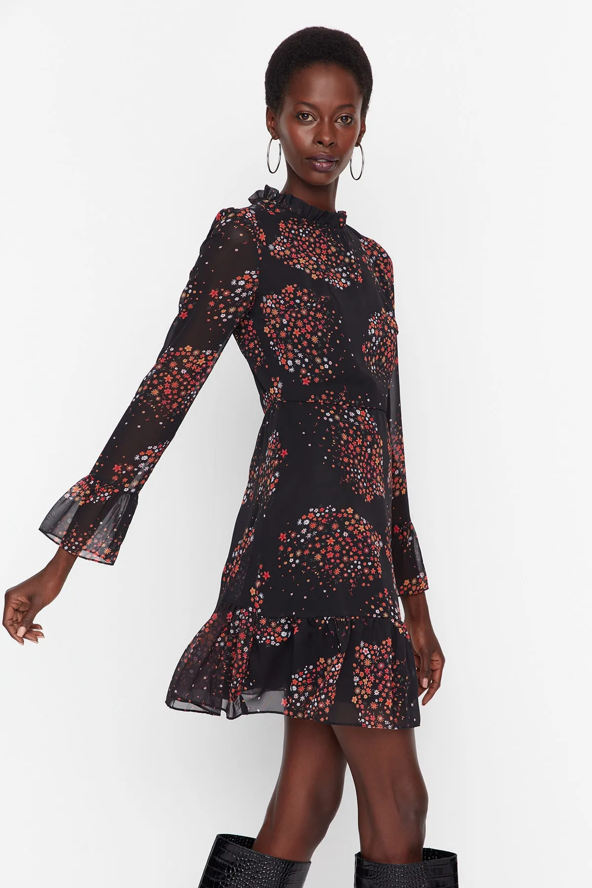 Trendyol Collection  Braunes Webkleid mit hohem Kragen TCLAW19LJ0076