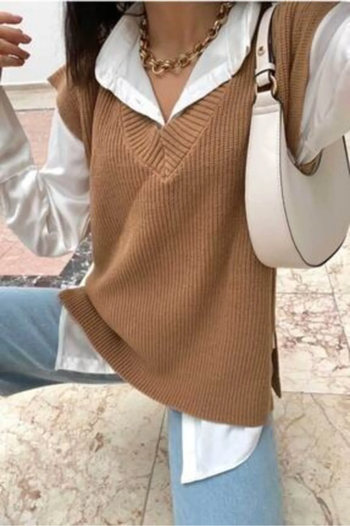Tüy boutique  Brauner Nerzpullover mit V-Ausschnitt für Damen