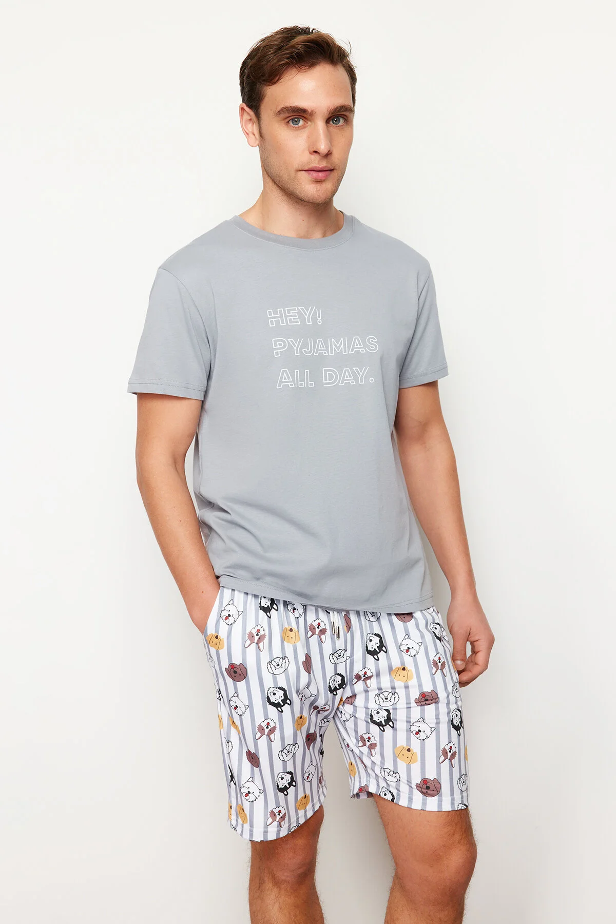 Trendyol Collection  Graues, normal geschnittenes, bedrucktes Pyjama-Set mit Shorts und Shorts TMNSS23PT00000