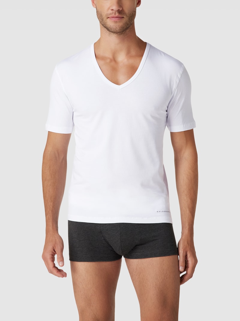 T-Shirt mit V-Ausschnitt in weiß